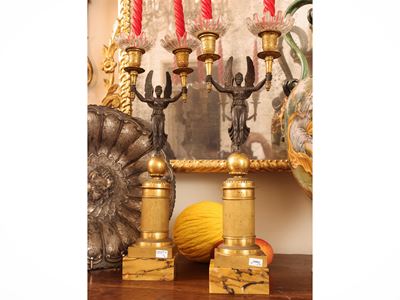 Coppia di doppieri in bronzo dorato e patinato, gusto Impero, figura alata con due fiaccole
