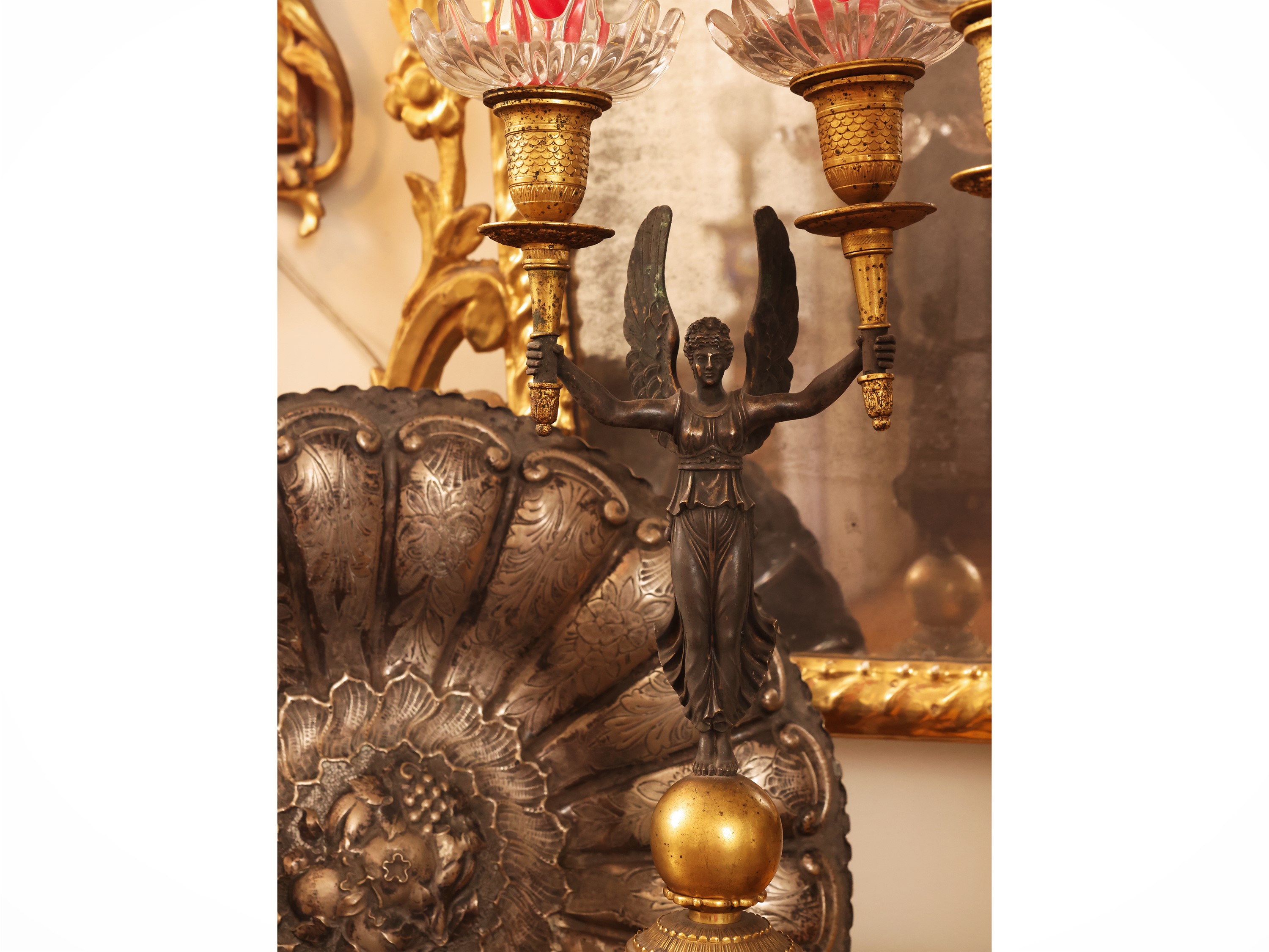 Coppia di doppieri in bronzo dorato e patinato, gusto Impero, figura alata con due fiaccole