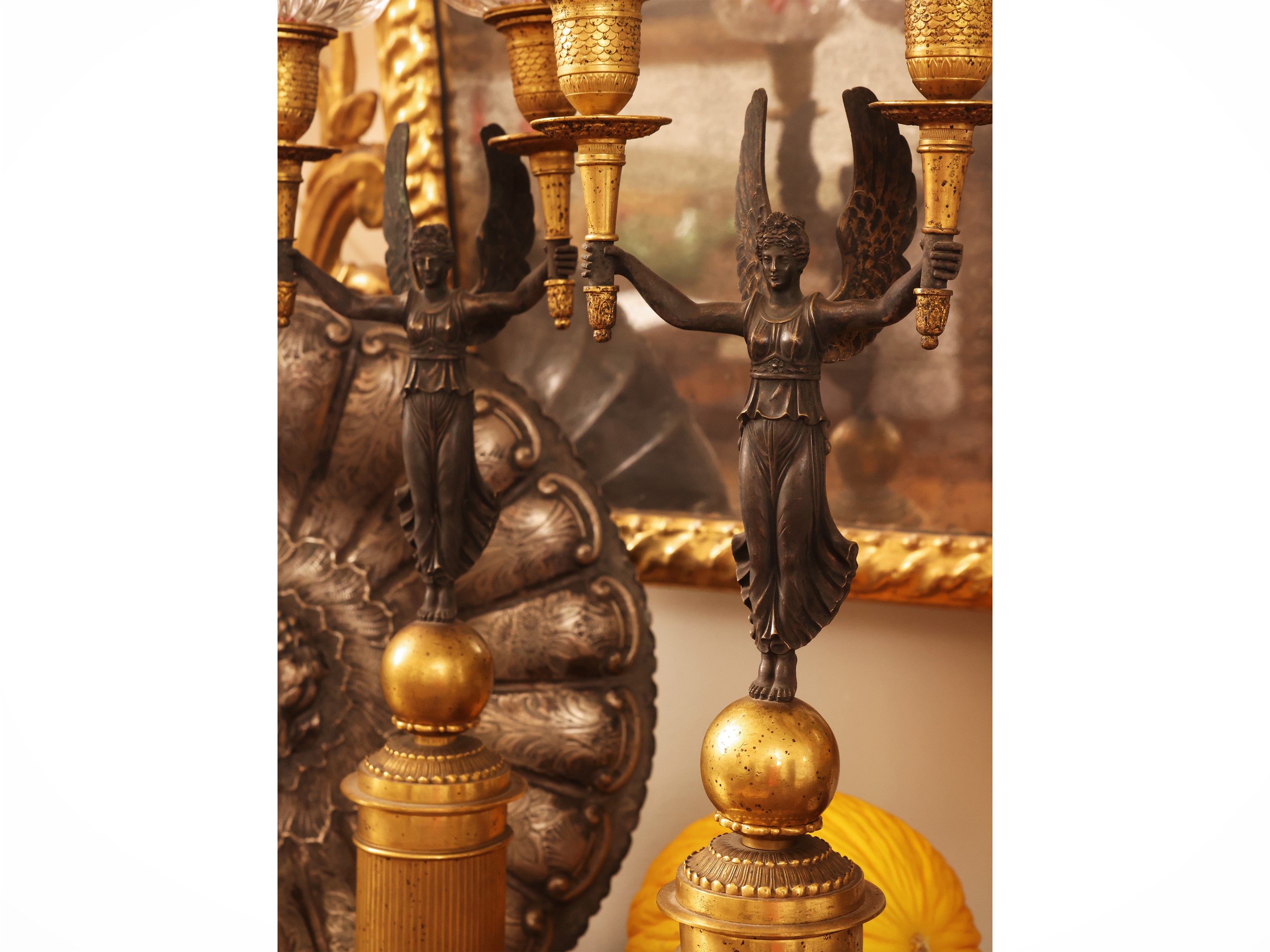 Coppia di doppieri in bronzo dorato e patinato, gusto Impero, figura alata con due fiaccole