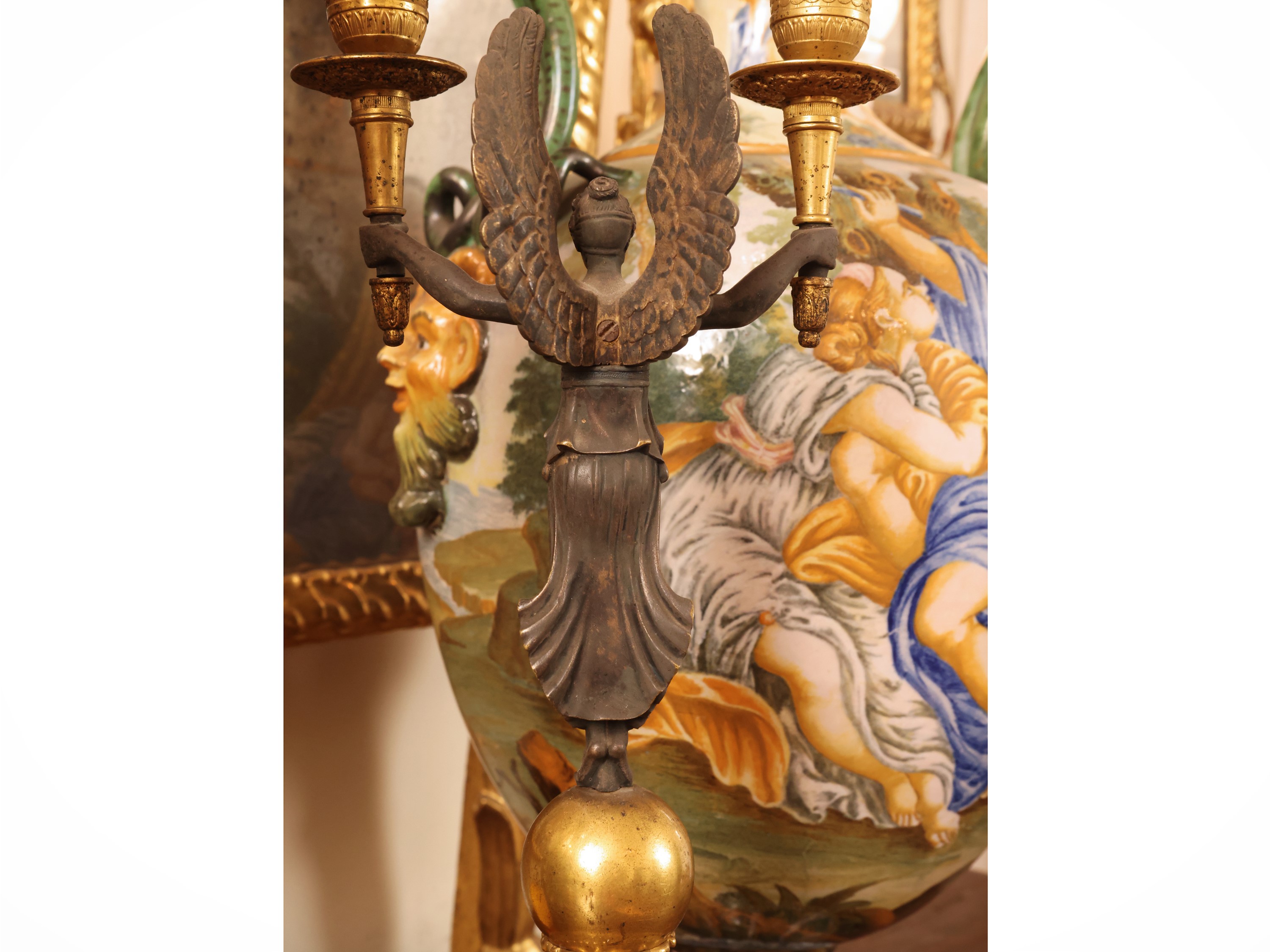 Coppia di doppieri in bronzo dorato e patinato, gusto Impero, figura alata con due fiaccole