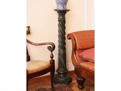 Colonna portavasi in marmo verde, inizio XX secolo