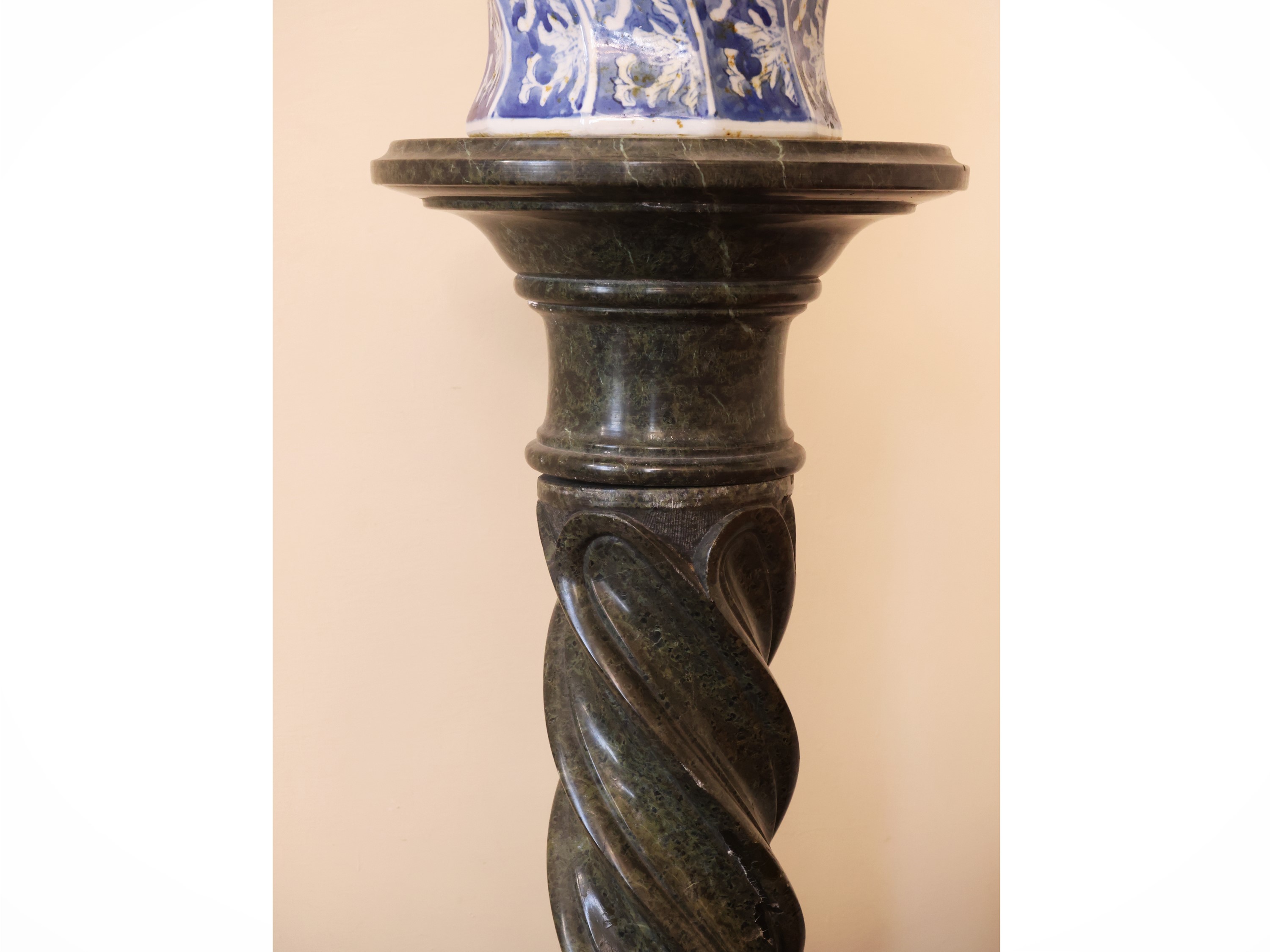 Colonna portavasi in marmo verde, inizio XX secolo