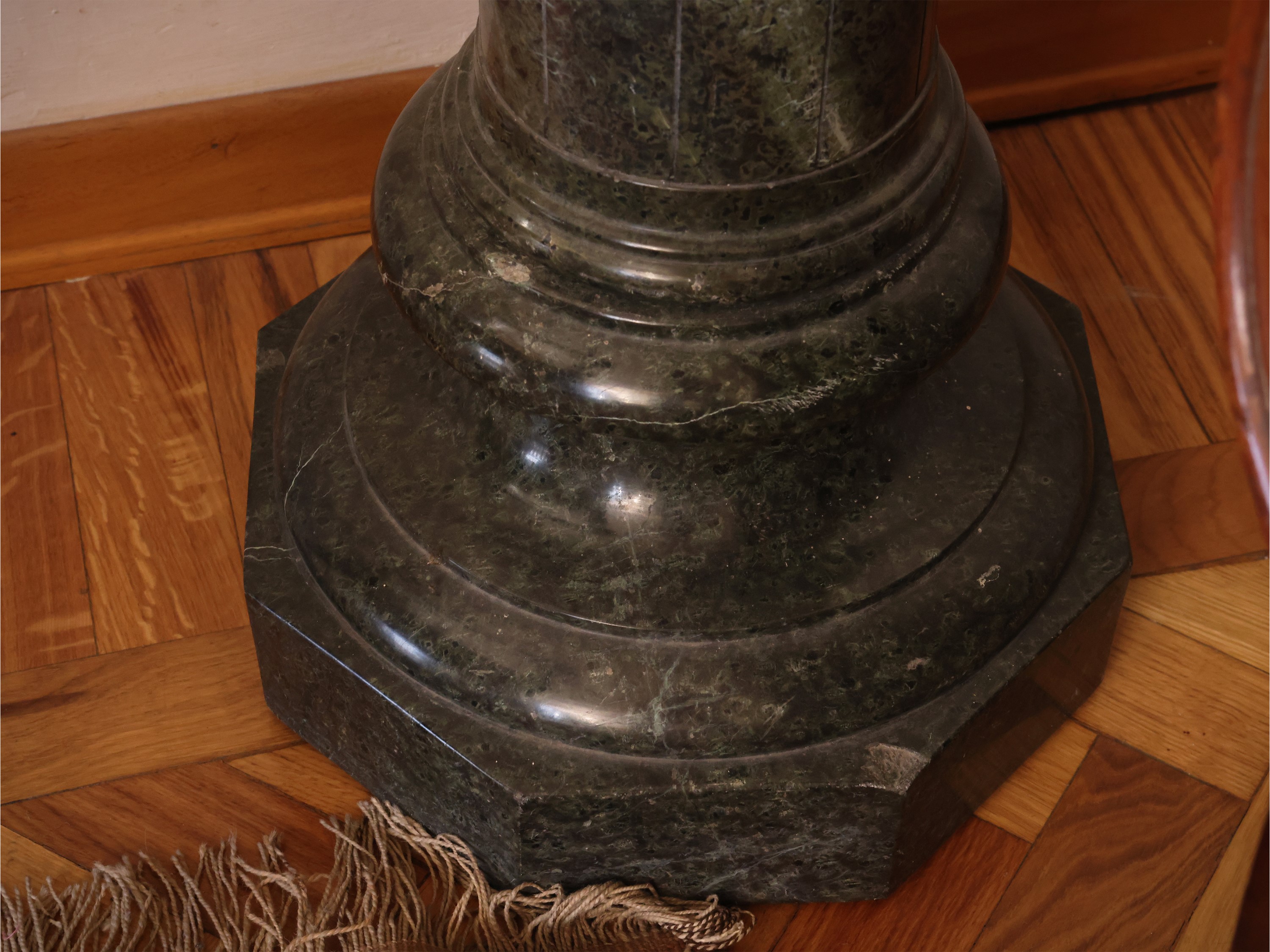Colonna portavasi in marmo verde, inizio XX secolo