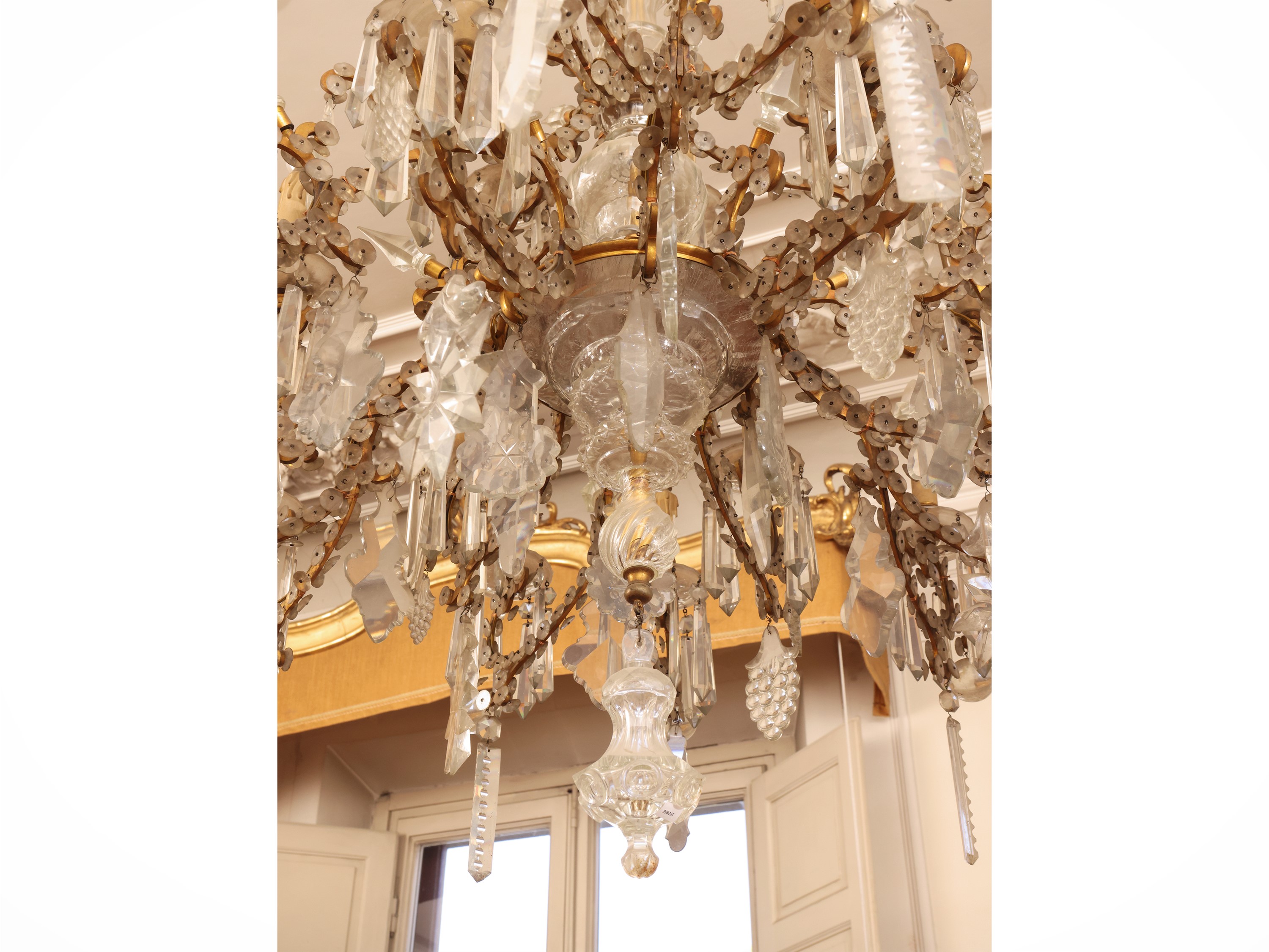 Lampadario a 18 bracci portacandele, metallo dorato e vetro, XIX/XX secolo