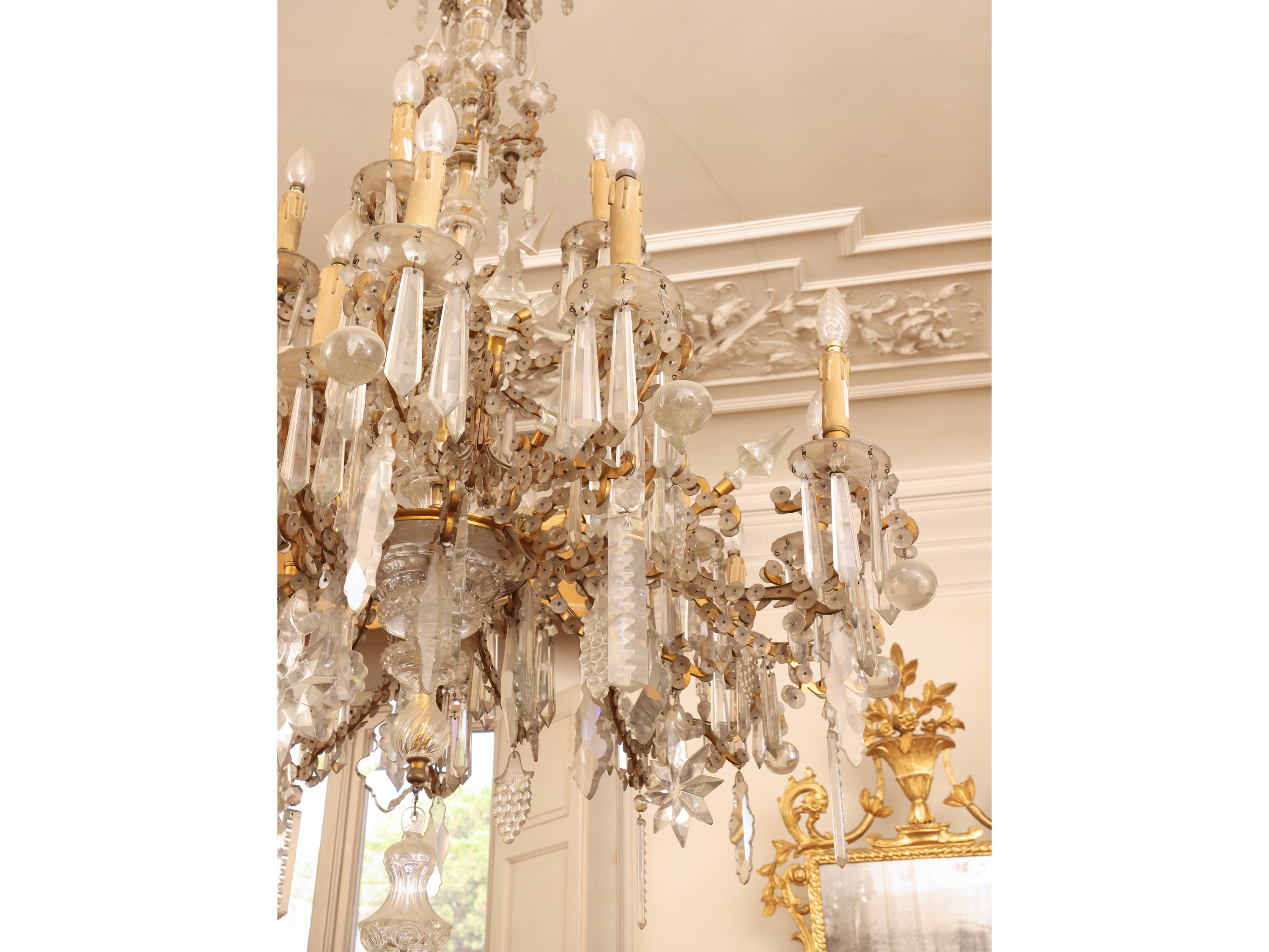 Lampadario a 18 bracci portacandele, metallo dorato e vetro, XIX/XX secolo