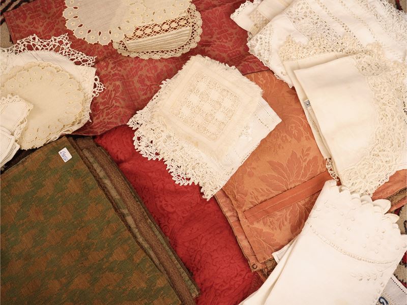 Assortimento di centri e strisce d’epoca per la casa, realizzati con frammenti di tessuti antichi