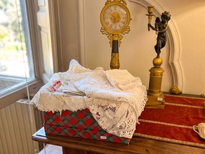 Assortimento di tessuti ricamati d’epoca, tovagliette, centrini e merletti