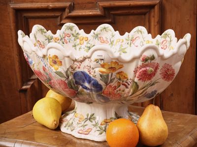 Bassano, Grande vaso centrotavola a fioriera in maiolica policroma (coppa a bordo polilobato), “N...