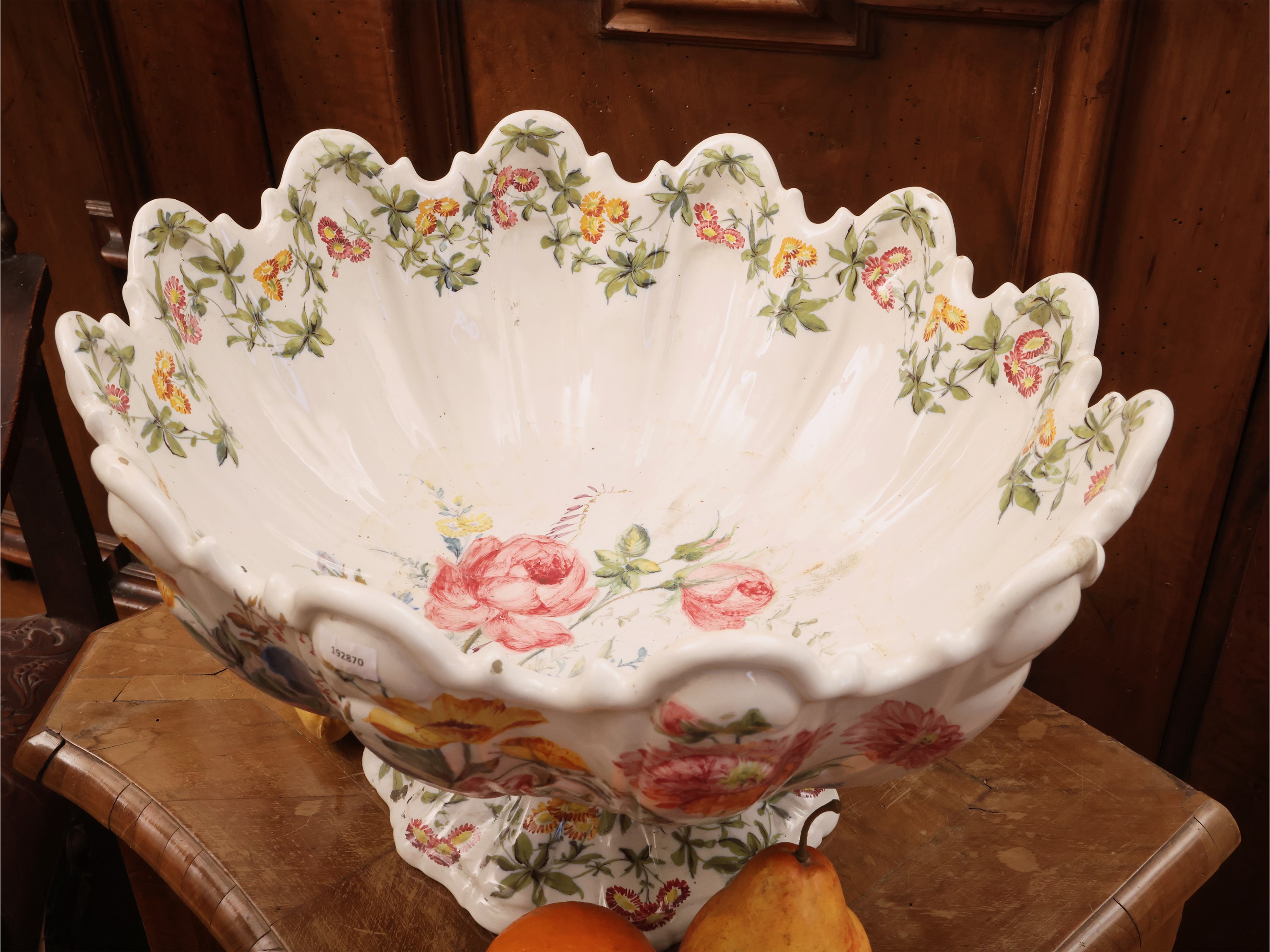 Bassano, Grande vaso centrotavola a fioriera in maiolica policroma (coppa a bordo polilobato), “N...