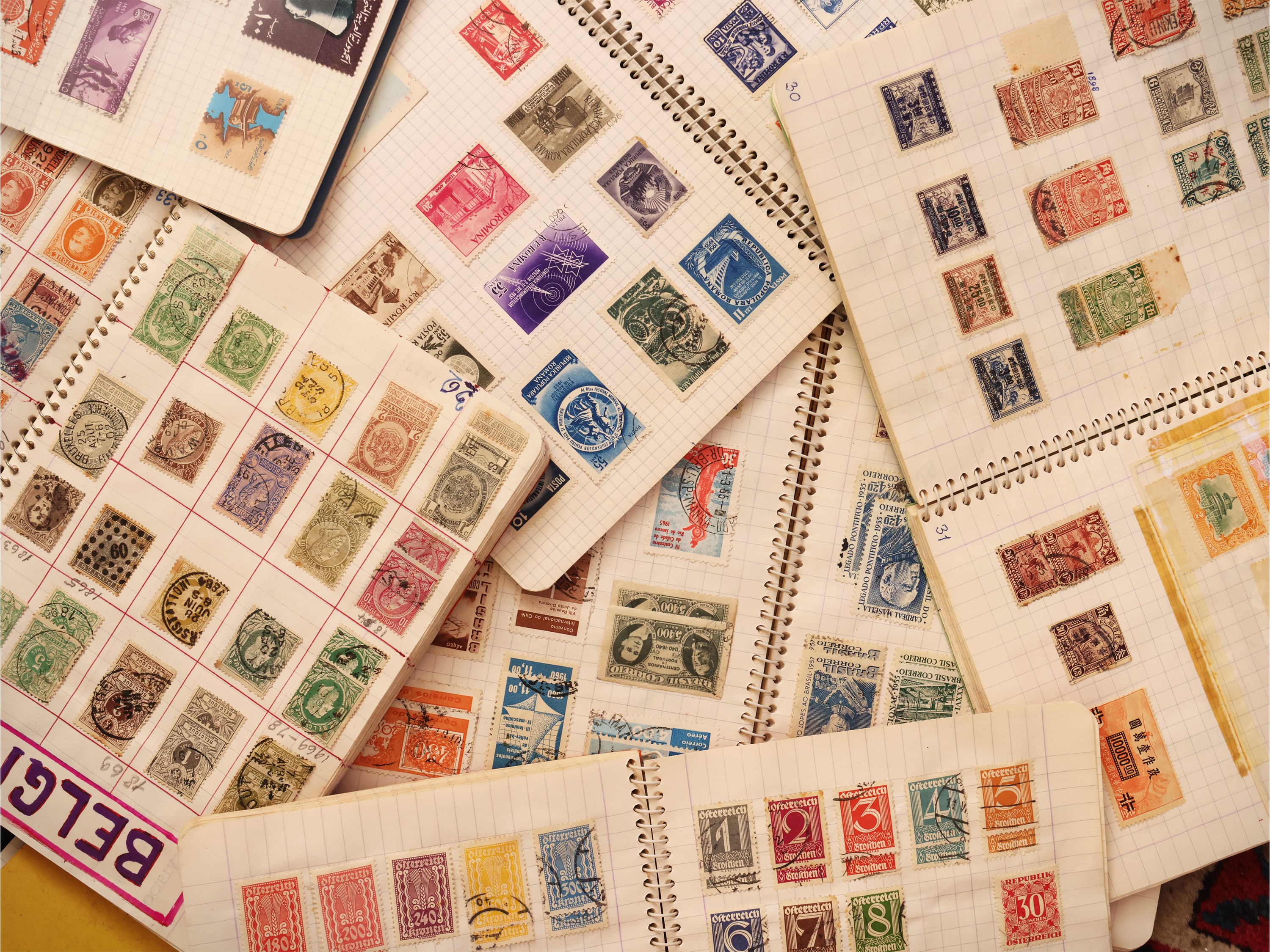 Collezione di francobolli, in bustine e piccoli album