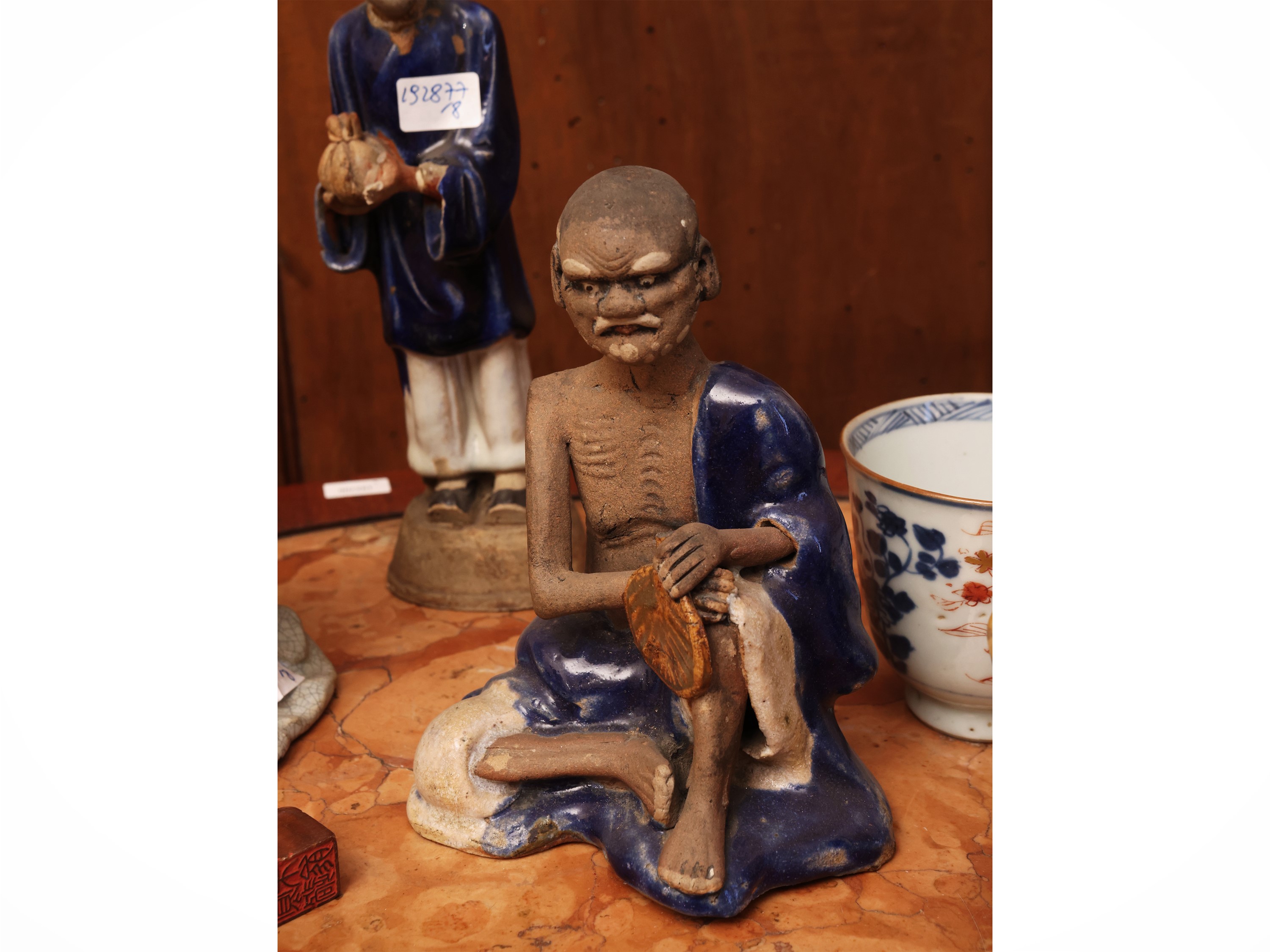 Cina, Curiosità esotiche: composizione di tre piccole tazze dipinte e figure maschili, XIX/XX sec...