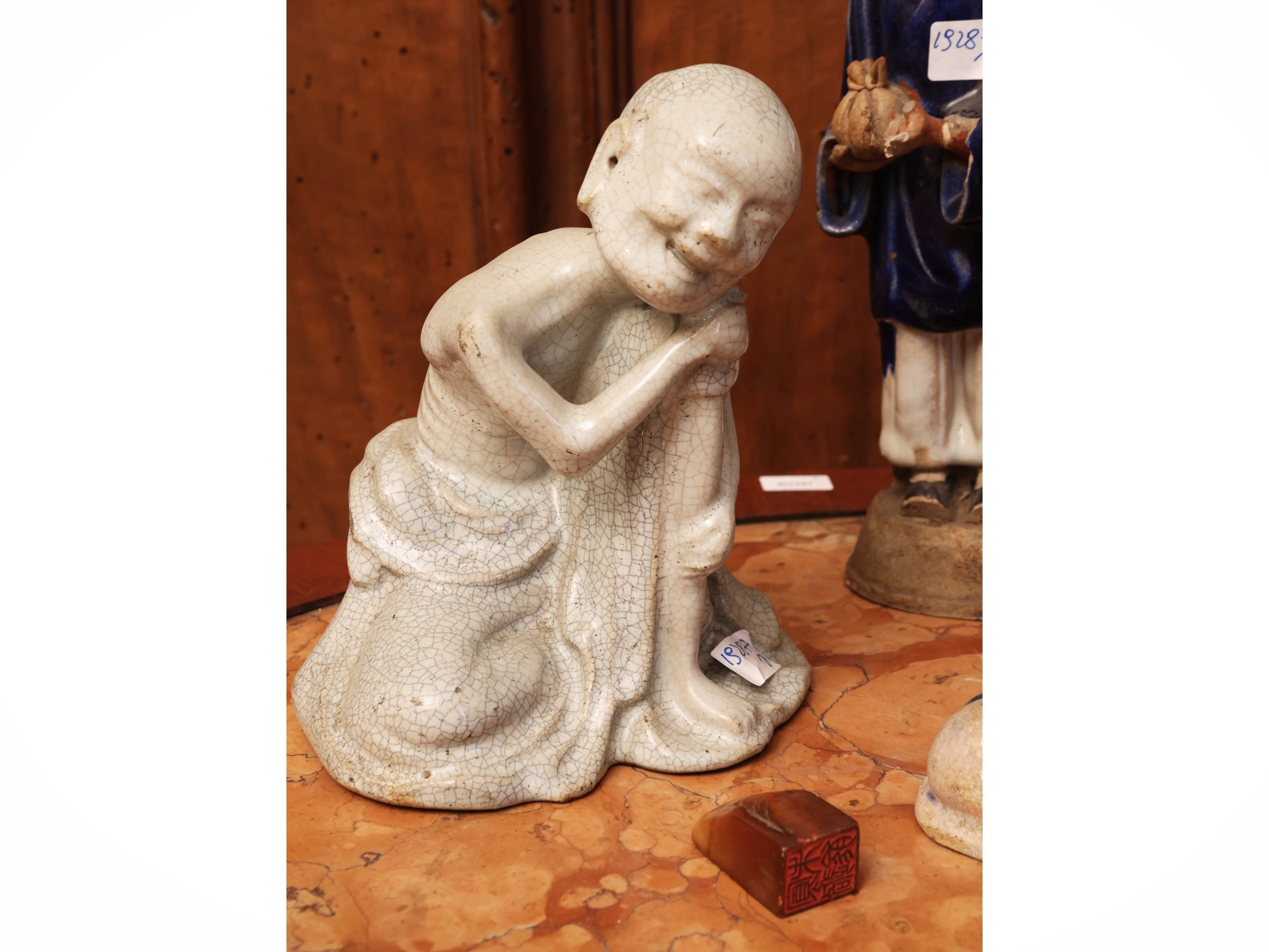 Cina, Curiosità esotiche: composizione di tre piccole tazze dipinte e figure maschili, XIX/XX sec...