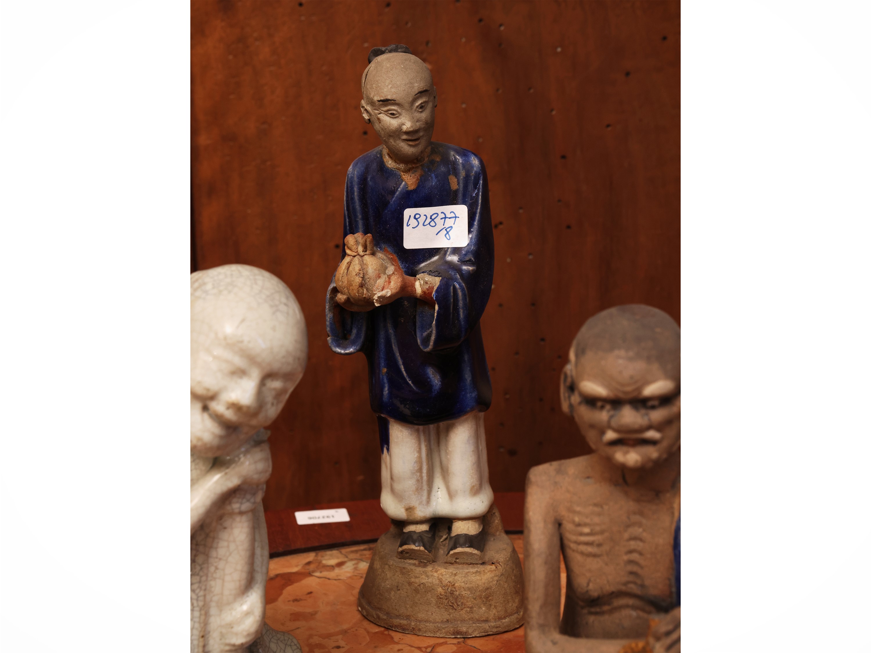 Cina, Curiosità esotiche: composizione di tre piccole tazze dipinte e figure maschili, XIX/XX sec...