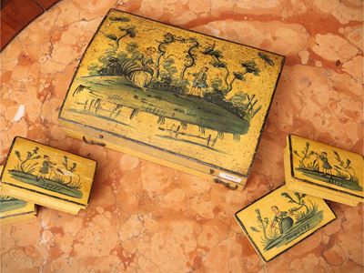 XIX secolo, Antico gioco da tavolo in cofanetto ligneo laccato dipinto in monocromia verde