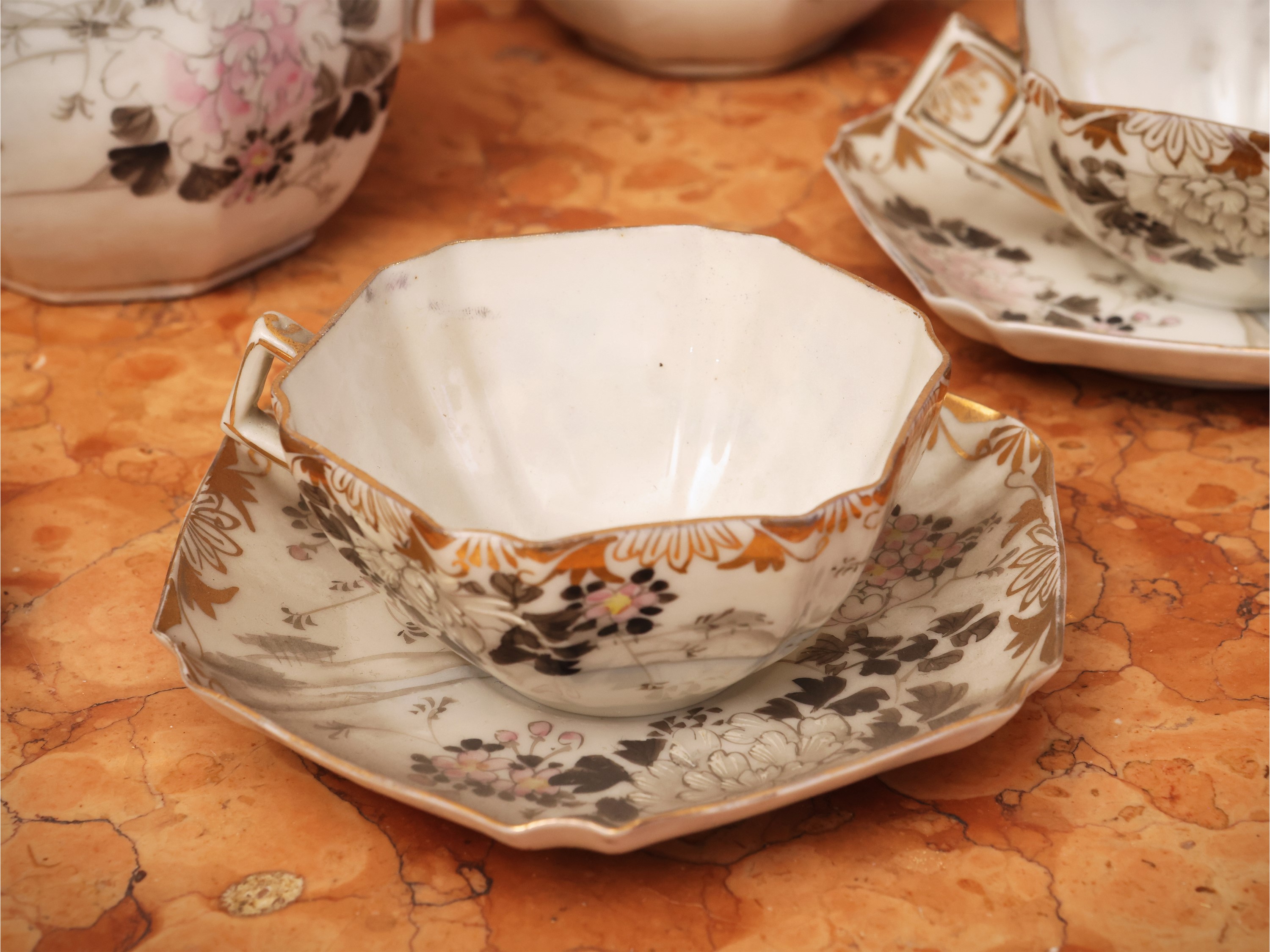 Porcellana, Servizio da caffè in porcellana a guscio d’uovo (Cina, inizio XX secolo), 8 tazze con...