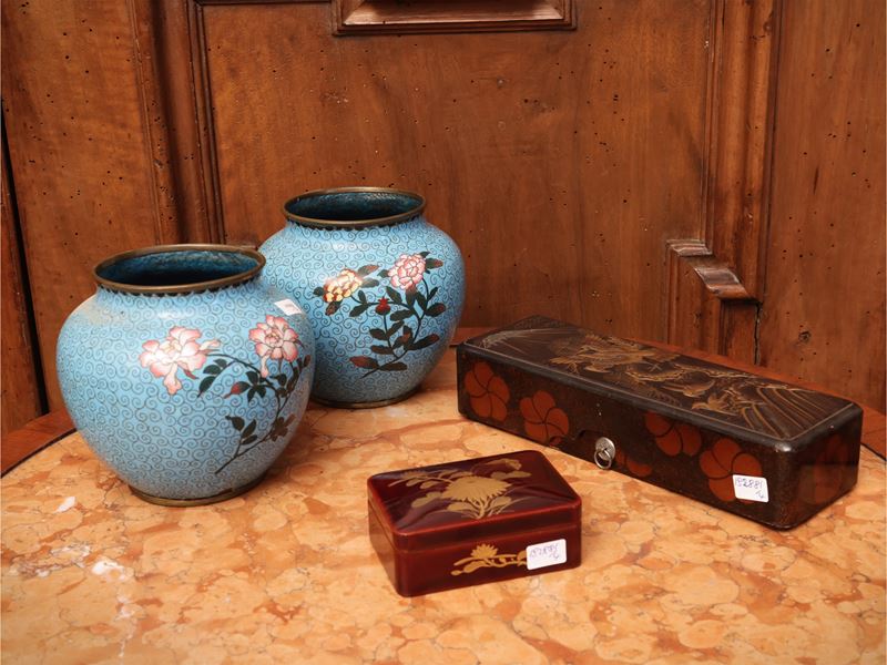 Cina, Curiosità orientali: coppia di vasi globulari in smalti cloisonné e scatole in lacca dorata...