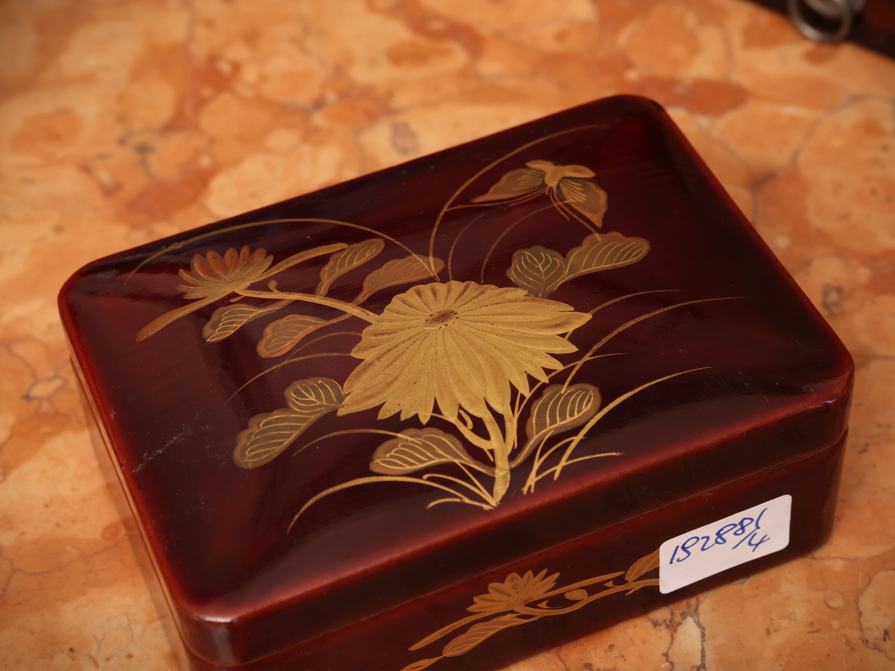 Cina, Curiosità orientali: coppia di vasi globulari in smalti cloisonné e scatole in lacca dorata...