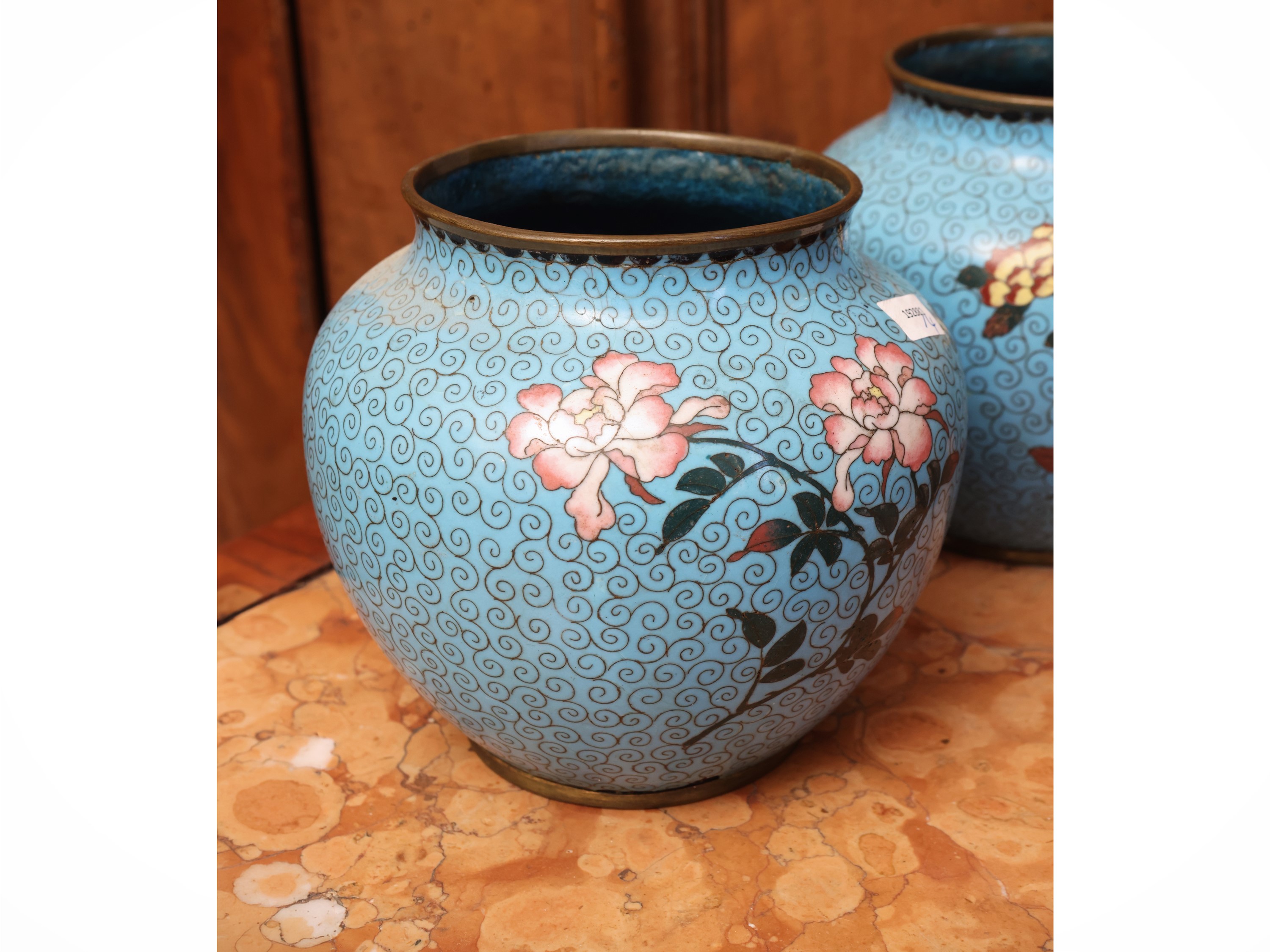 Cina, Curiosità orientali: coppia di vasi globulari in smalti cloisonné e scatole in lacca dorata...