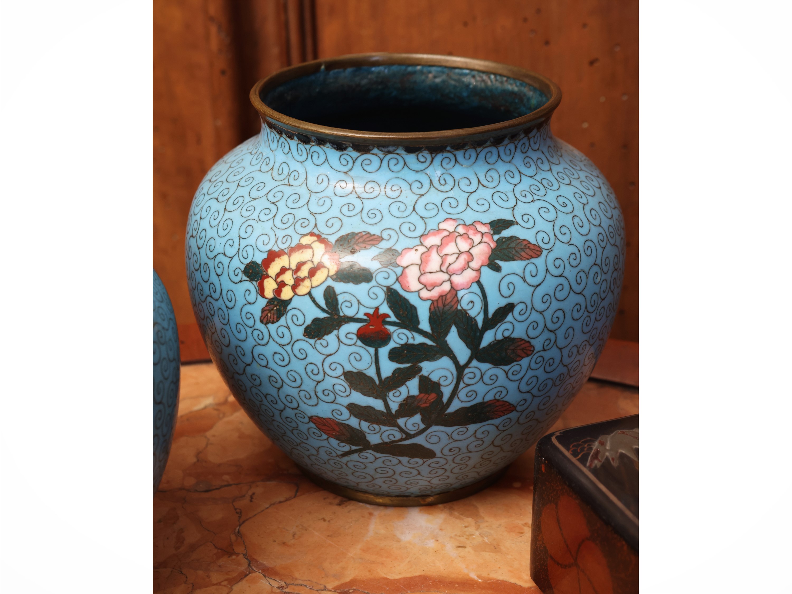 Cina, Curiosità orientali: coppia di vasi globulari in smalti cloisonné e scatole in lacca dorata...