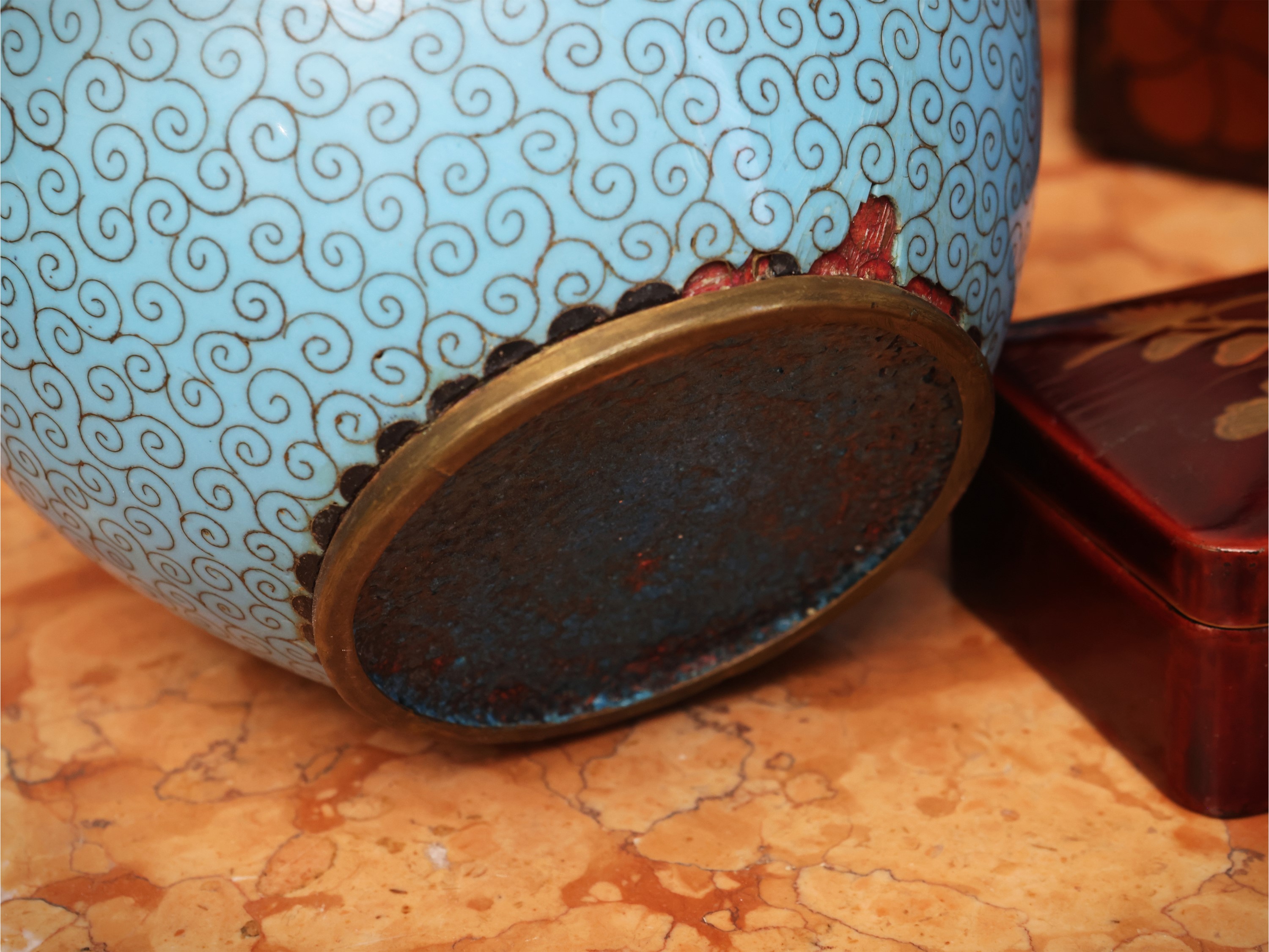 Cina, Curiosità orientali: coppia di vasi globulari in smalti cloisonné e scatole in lacca dorata...