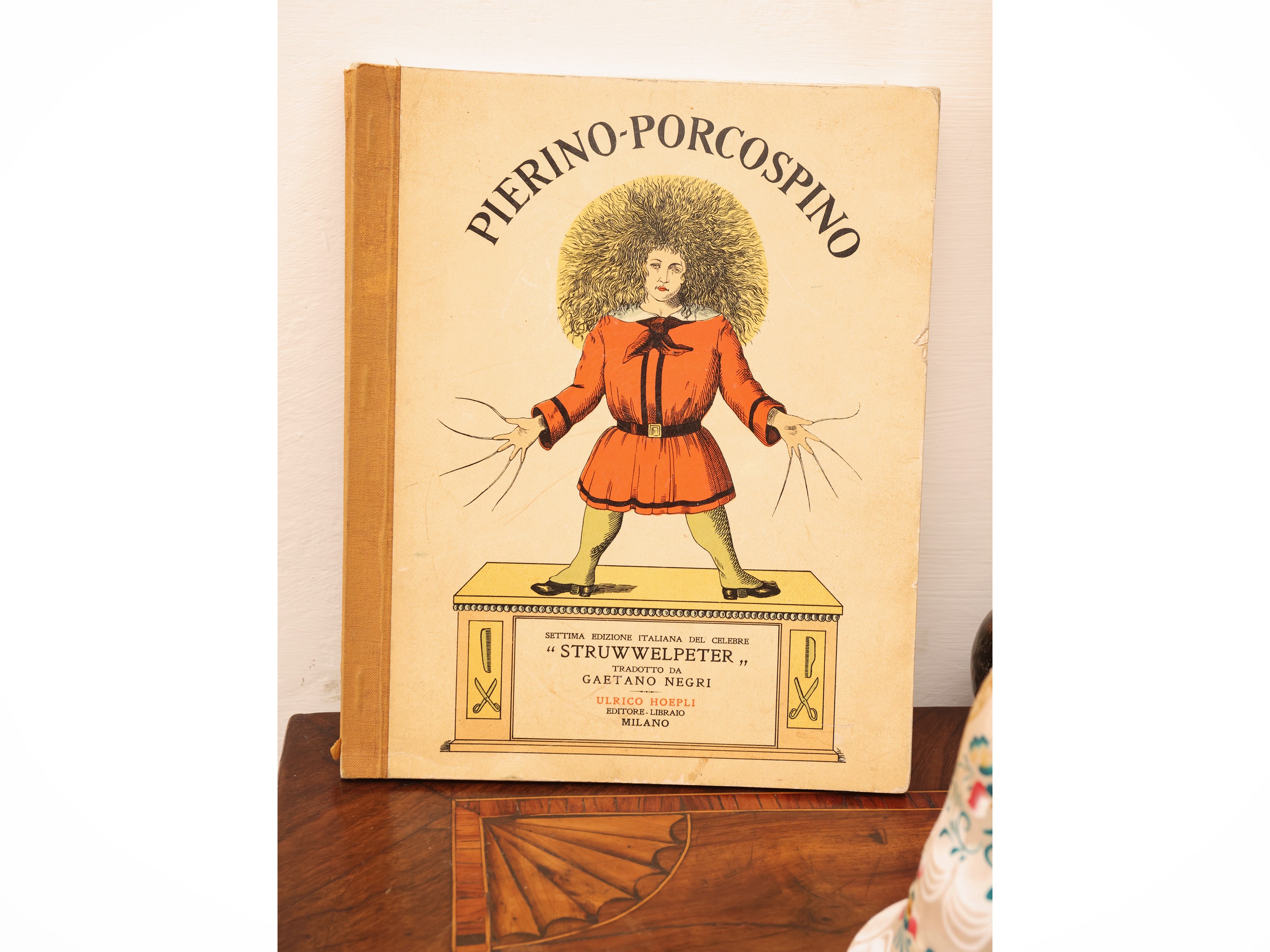 Curiosità d’epoca, stola orientale, libro per bambini e cotillon del 1885