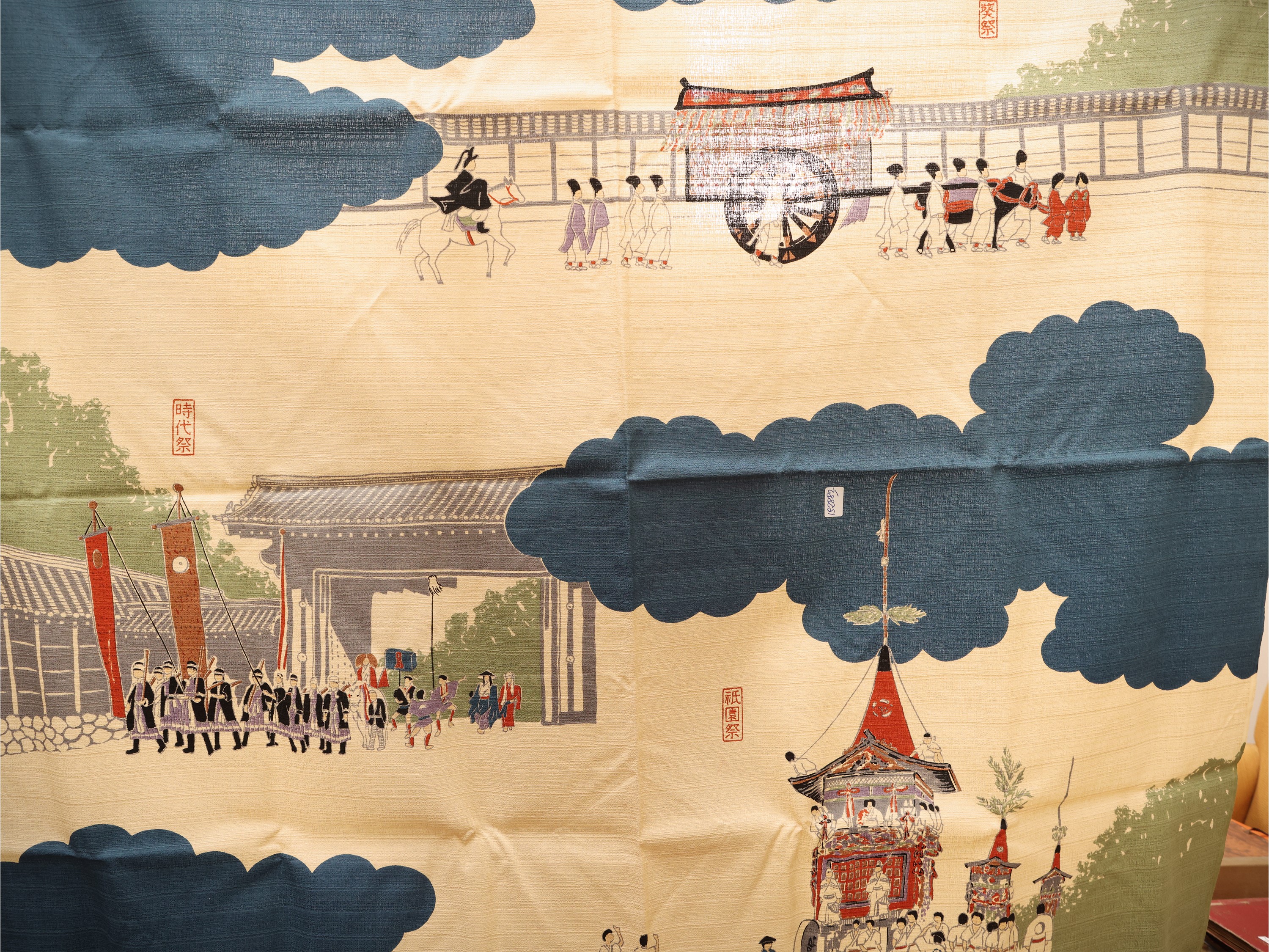 Curiosità d’epoca, stola orientale, libro per bambini e cotillon del 1885