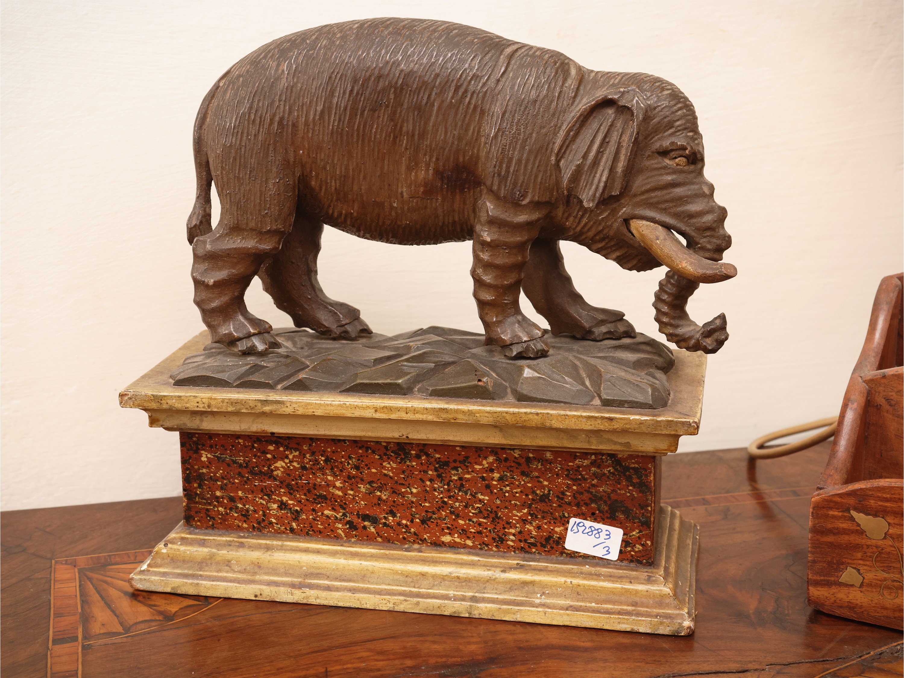 Curiosità animalier d’epoca, gruppo composto da scultura lignea, giocattolo in latta e portacarte...
