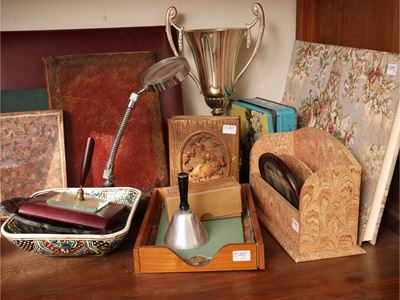 Curiosità d’epoca per scrivania, accessori in pelle e cuoio
