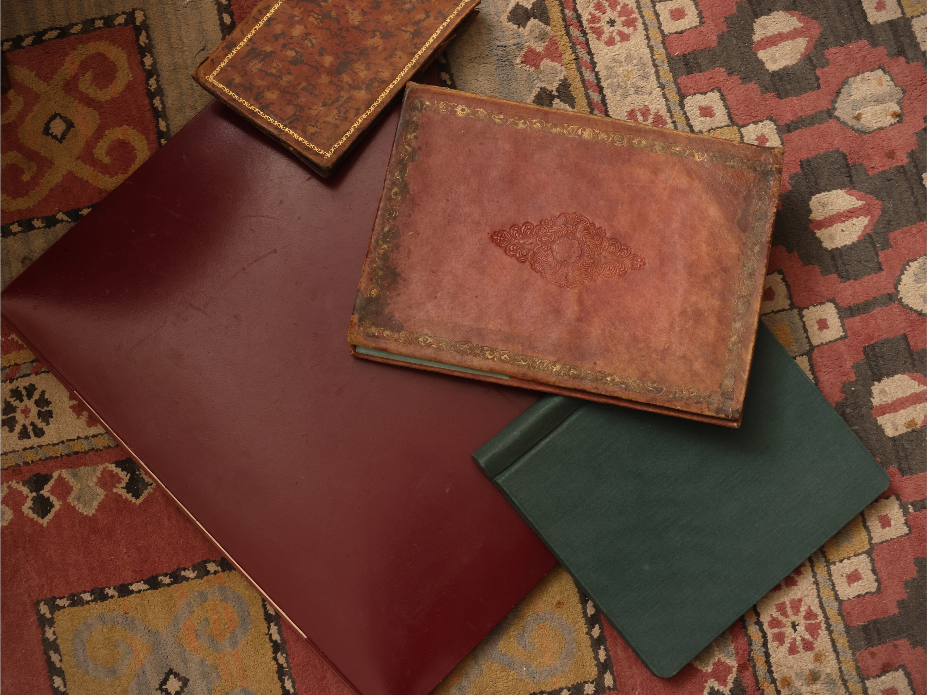 Curiosità d’epoca per scrivania, accessori in pelle e cuoio