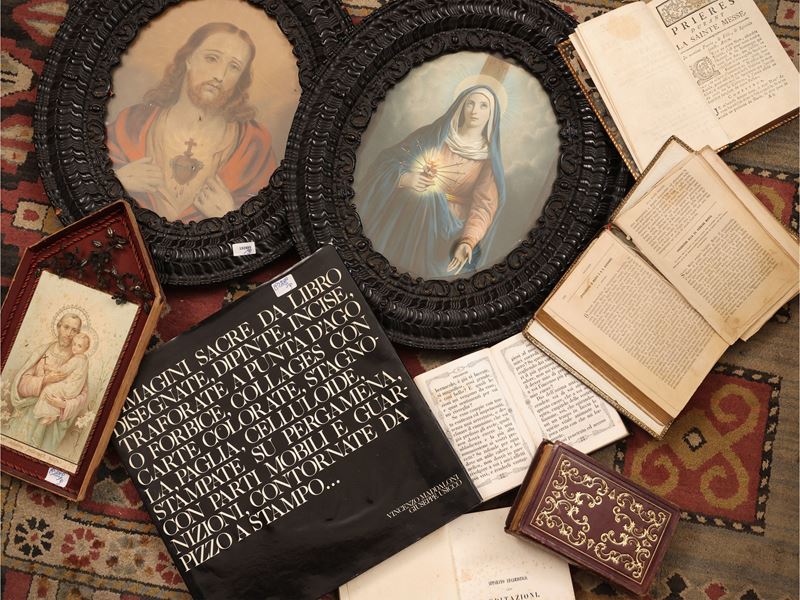 Curiosità devozionali, coppia di immagini sacre in cornici ovali in bachelite nera e libri di pre...