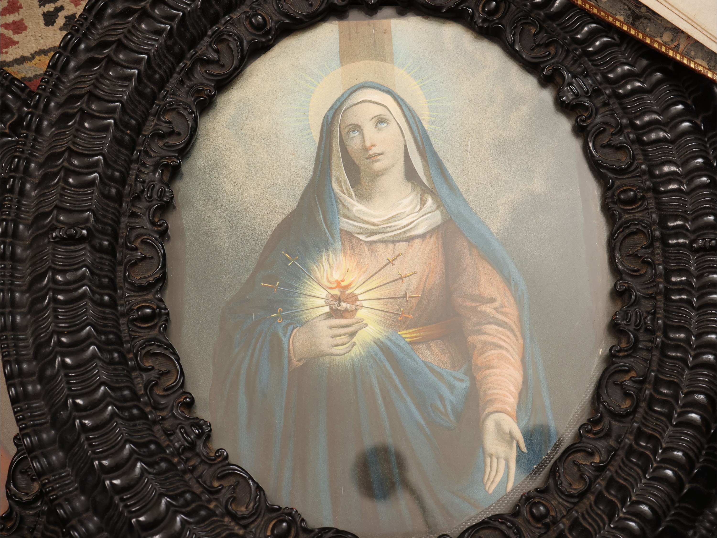 Curiosità devozionali, coppia di immagini sacre in cornici ovali in bachelite nera e libri di pre...