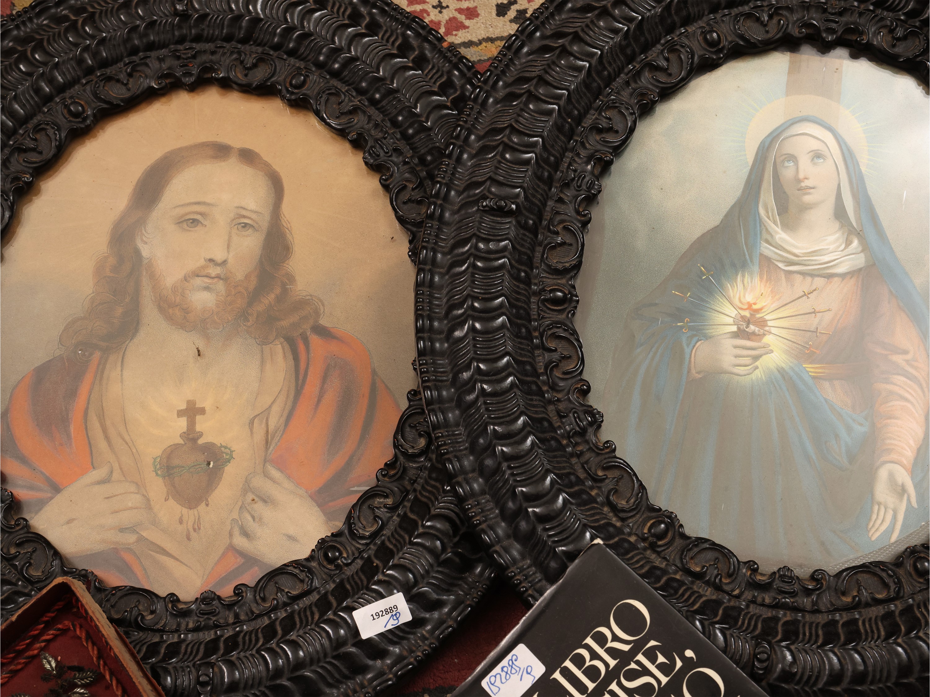 Curiosità devozionali, coppia di immagini sacre in cornici ovali in bachelite nera e libri di pre...