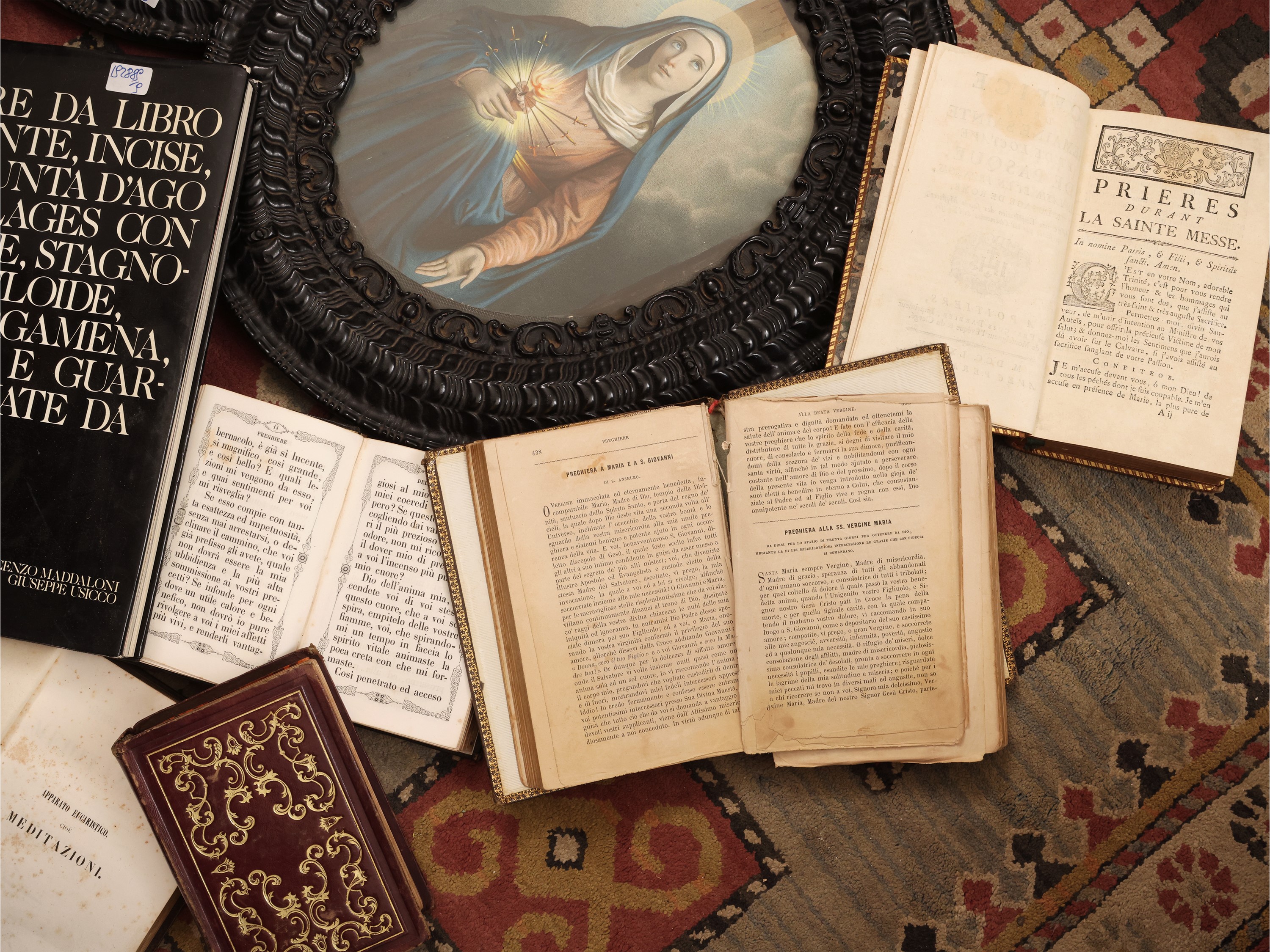 Curiosità devozionali, coppia di immagini sacre in cornici ovali in bachelite nera e libri di pre...
