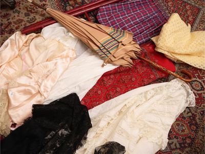 Accessori vintage, camicette in pizzo e stola con motivi paisley