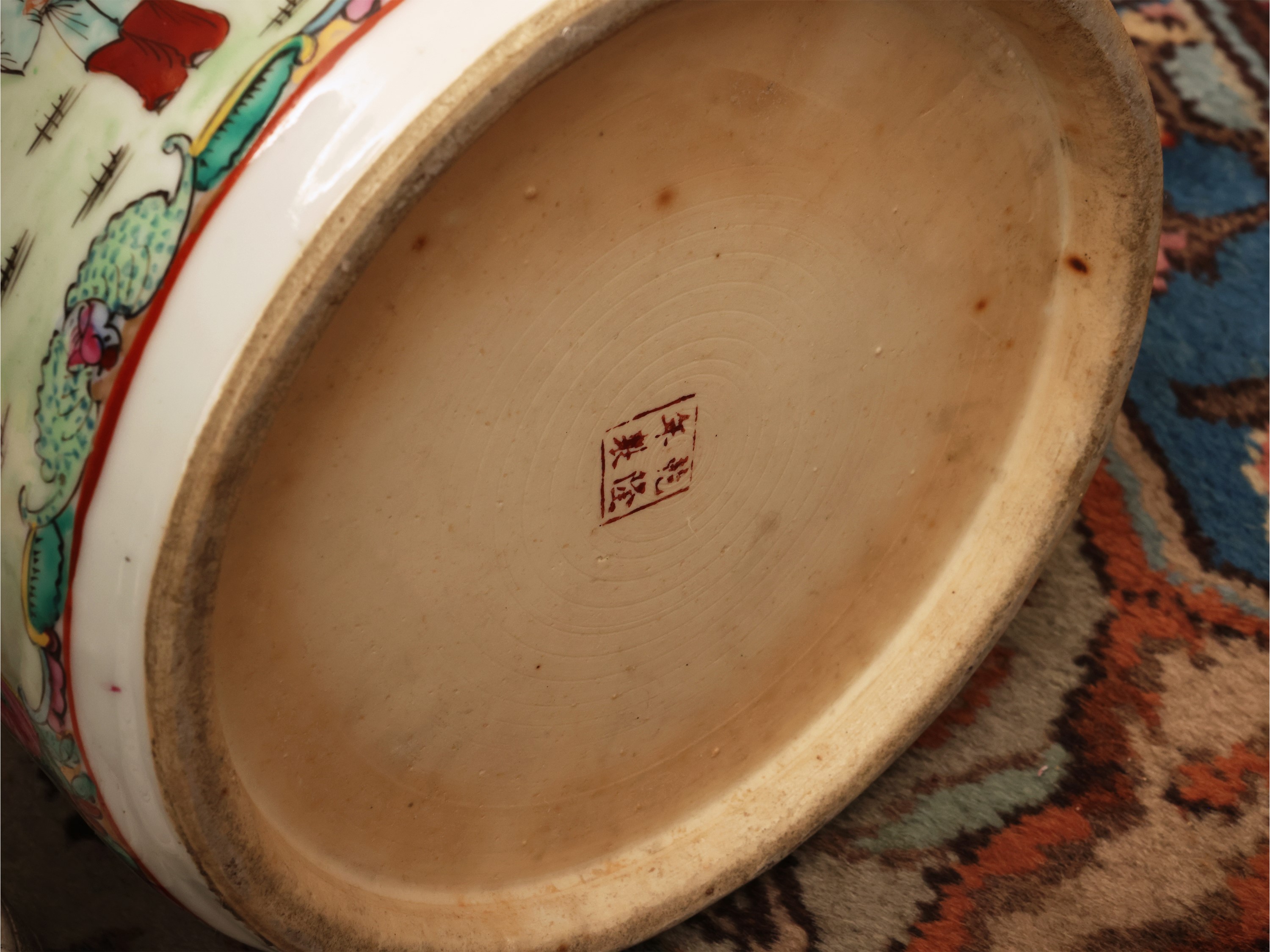 Cina (XX secolo), Portaombrelli cilindrico in porcellana policroma decorata