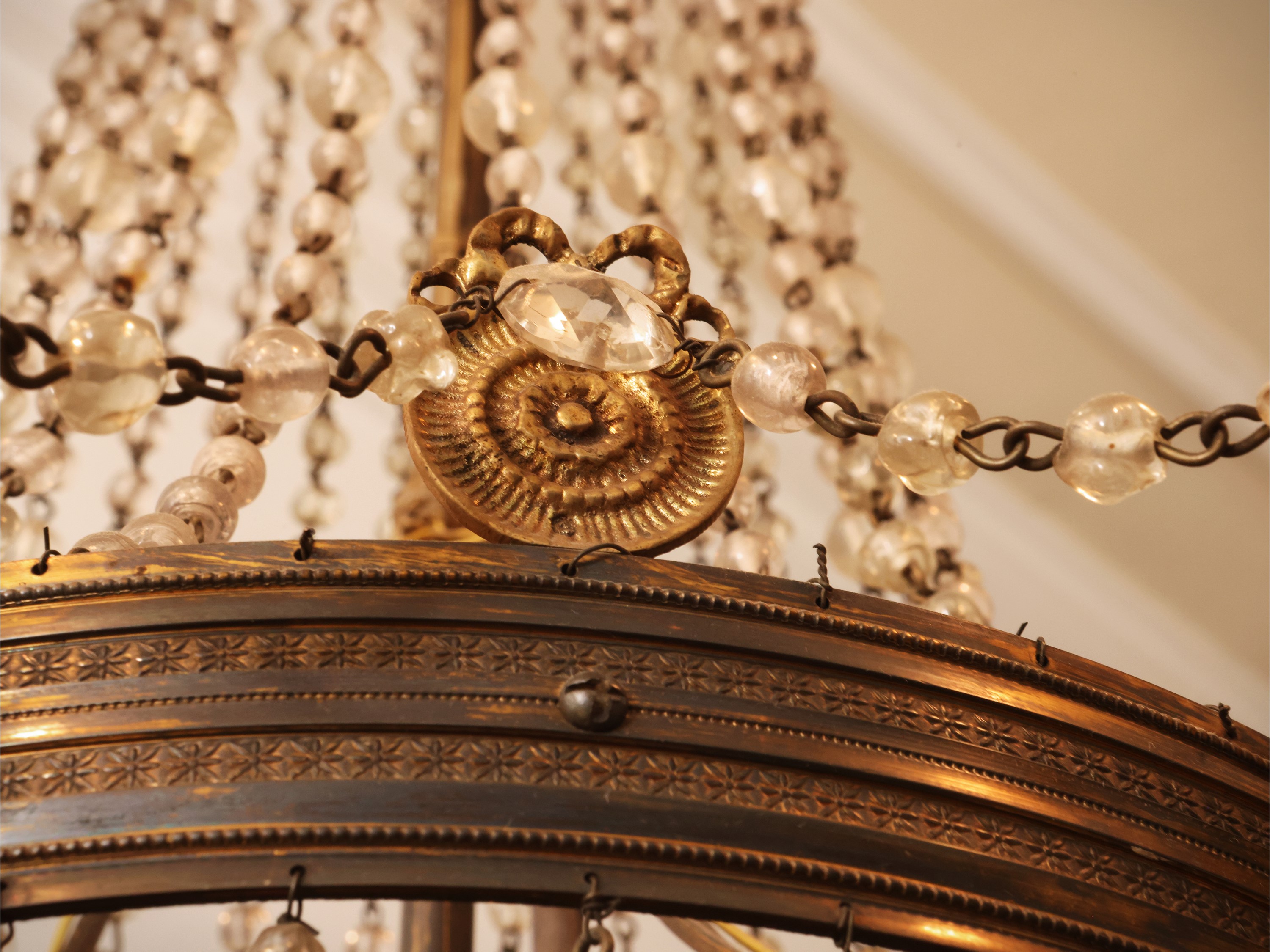 Coppia di lampadari a paniere in bronzo dorato, XIX secolo
