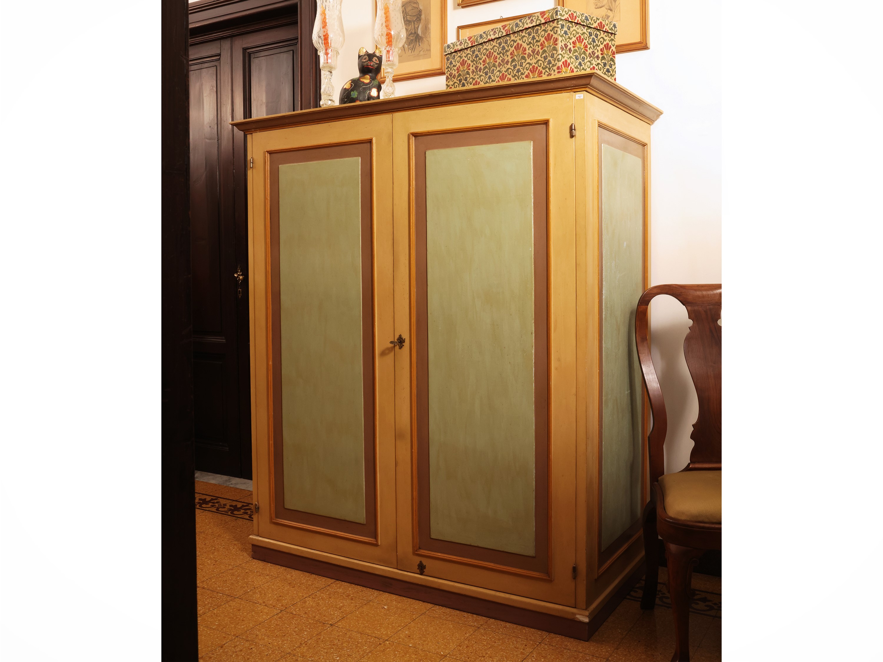 Due armadi sovrapponibili, mobili in legno dipinto
