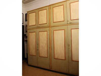 Due grandi armadi guardaroba a doppio corpo, legno dipinto (ocra e verde)