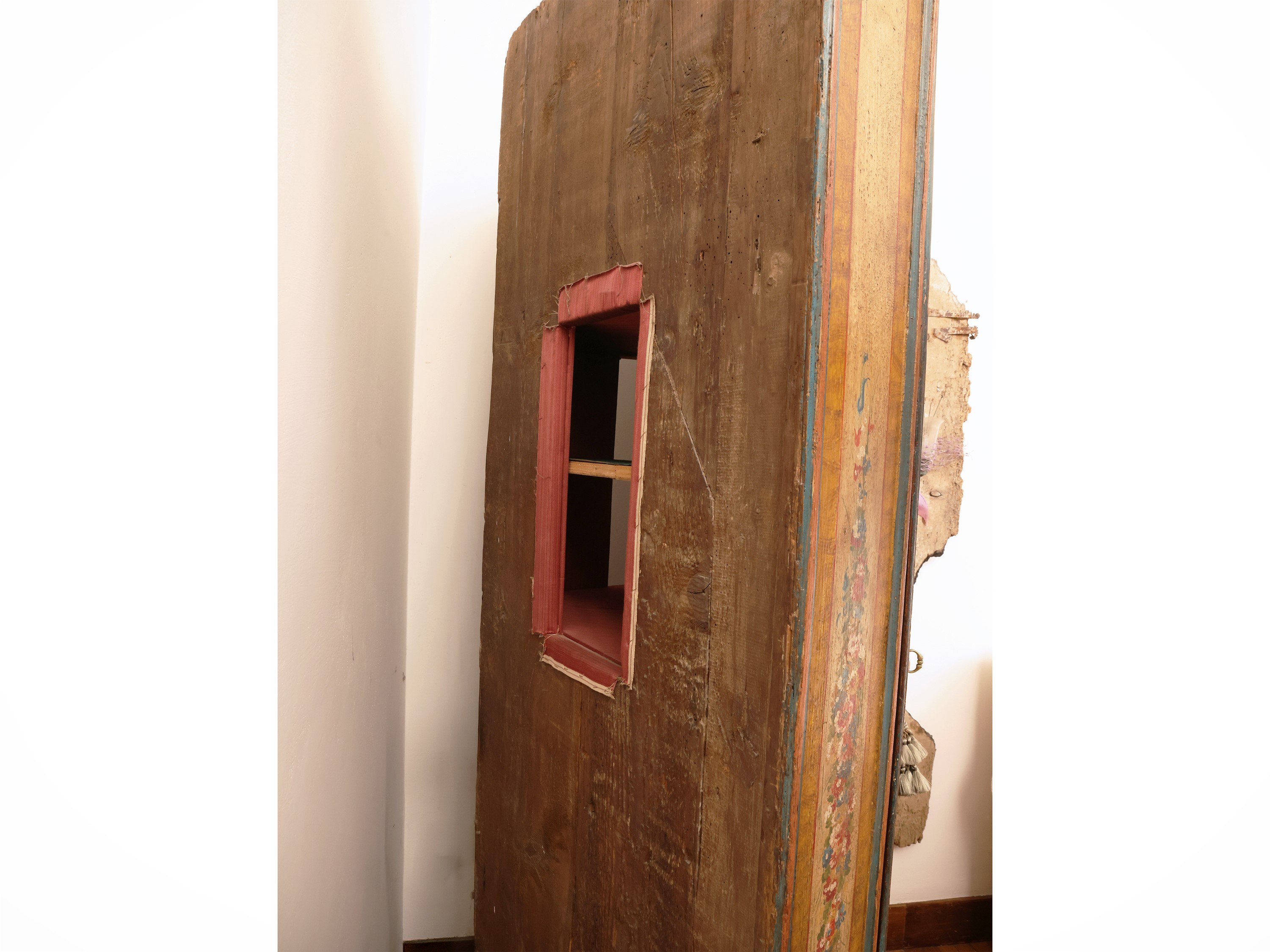 Angoliera in legno dolce, motivi floreali dipinti su fondo ocra, XIX secolo