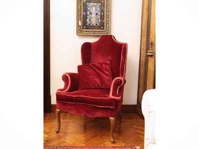 Coppia di poltrone bergère, rivestimento in velluto rosso cremisi