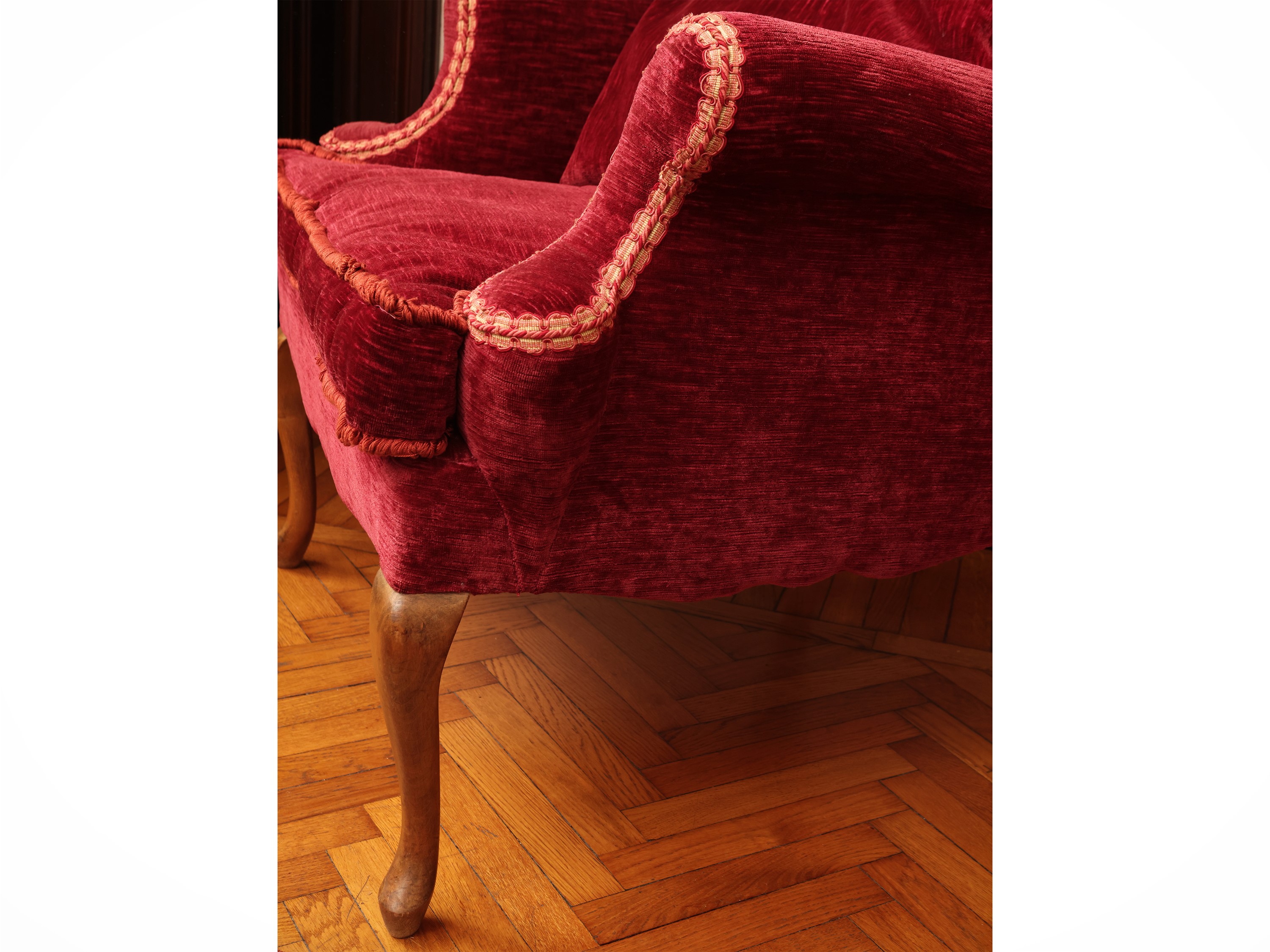 Coppia di poltrone bergère, rivestimento in velluto rosso cremisi