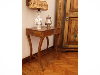 Tavolino d’appoggio toscano, in noce a patina bionda (inizi XIX secolo)