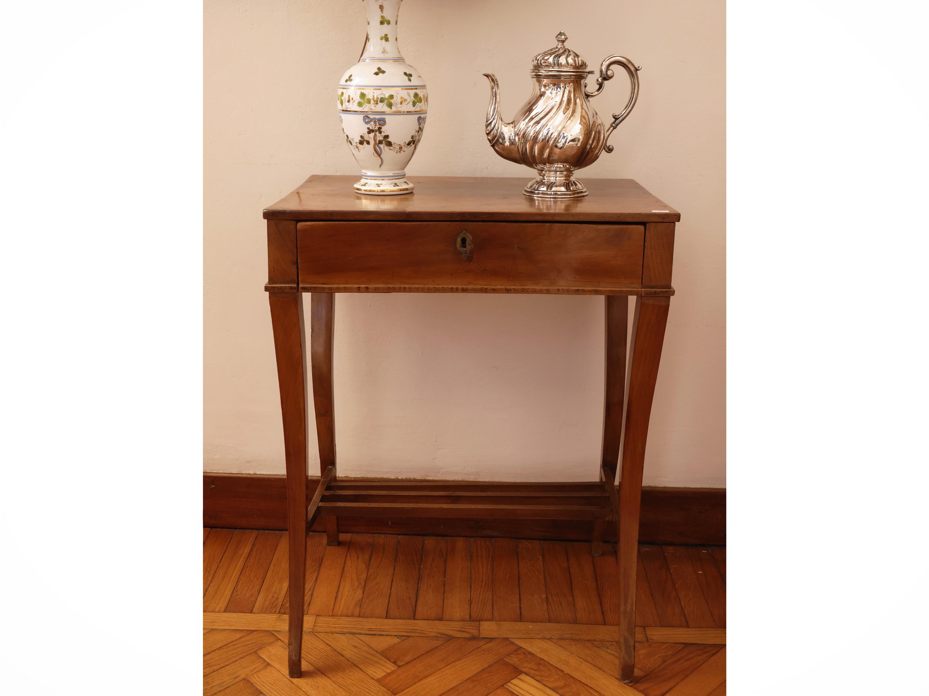 Tavolino d’appoggio toscano, in noce a patina bionda (inizi XIX secolo)