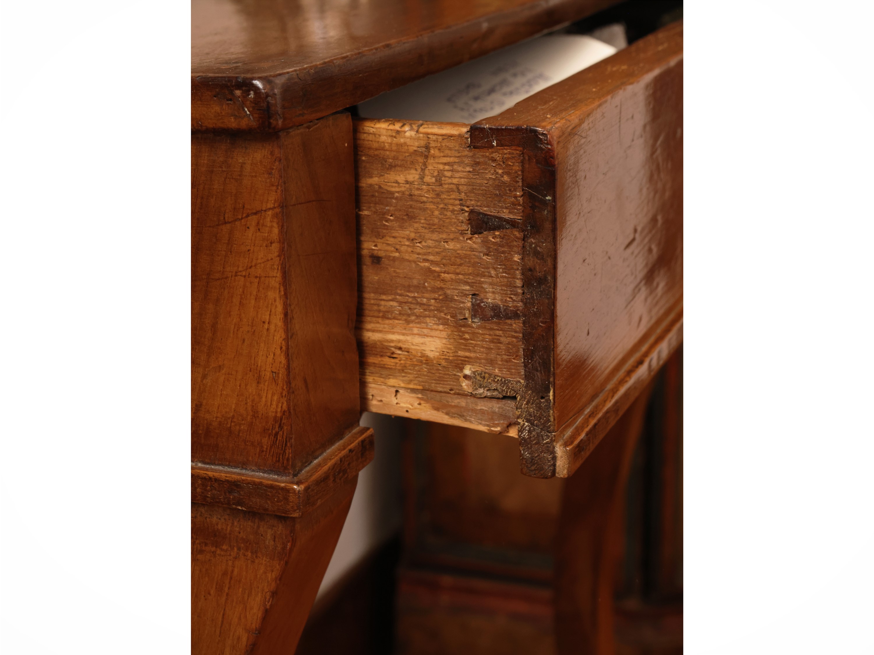 Tavolino d’appoggio toscano, in noce a patina bionda (inizi XIX secolo)