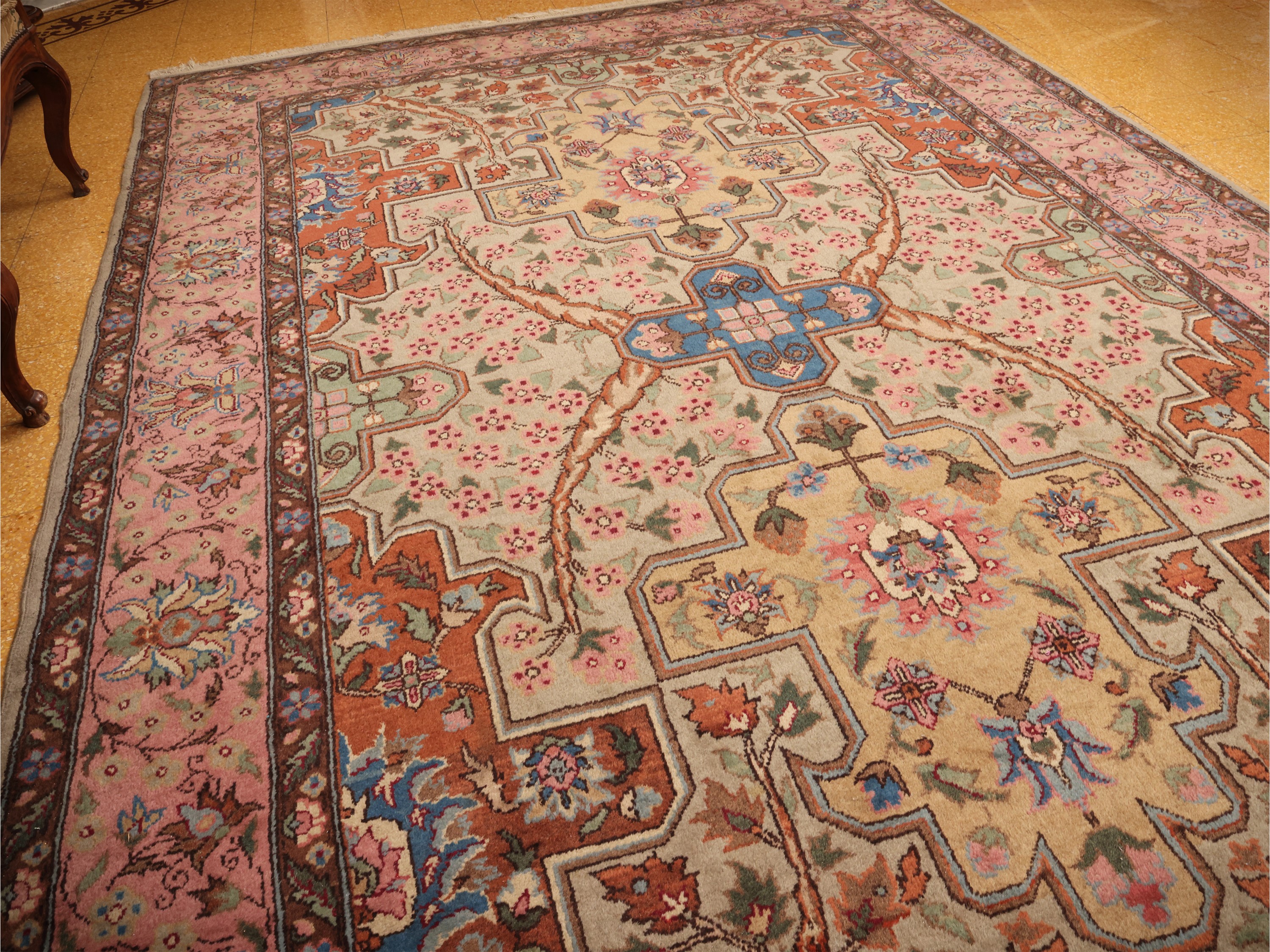 Tappeto persiano, decoro floreale su fondo rosa, 300x198 cm