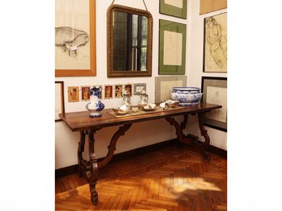 Grande tavolo a fratina in noce con piano rettangolare e gambe sagomate