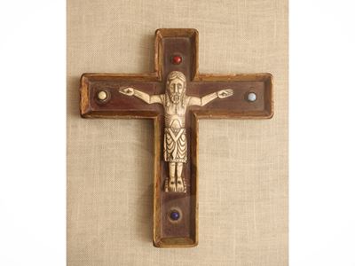 Crocefisso, stile medievale, osso intagliato in teca