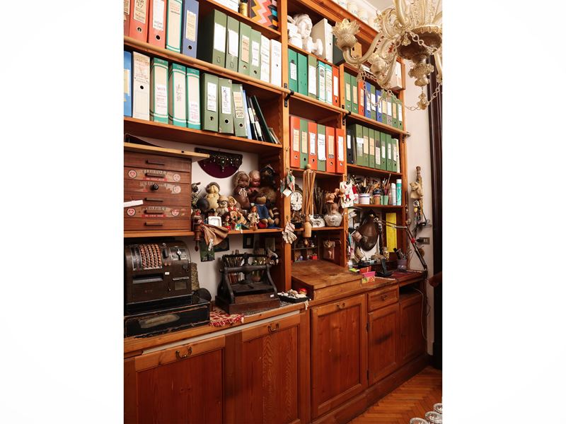 Grande libreria in legno tenero a due corpi con sportelli, cassetto e piani regolabili
