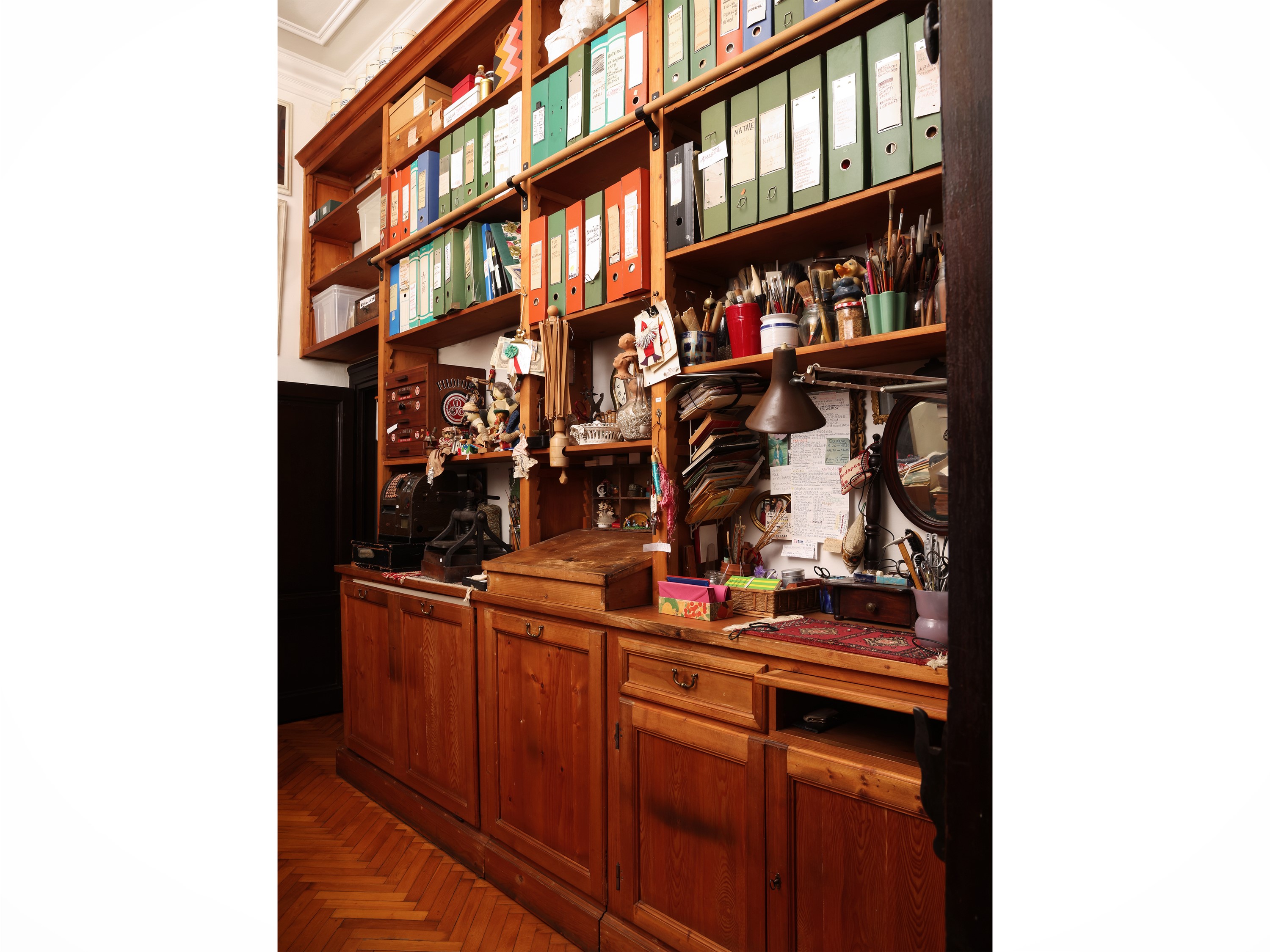 Grande libreria in legno tenero a due corpi con sportelli, cassetto e piani regolabili