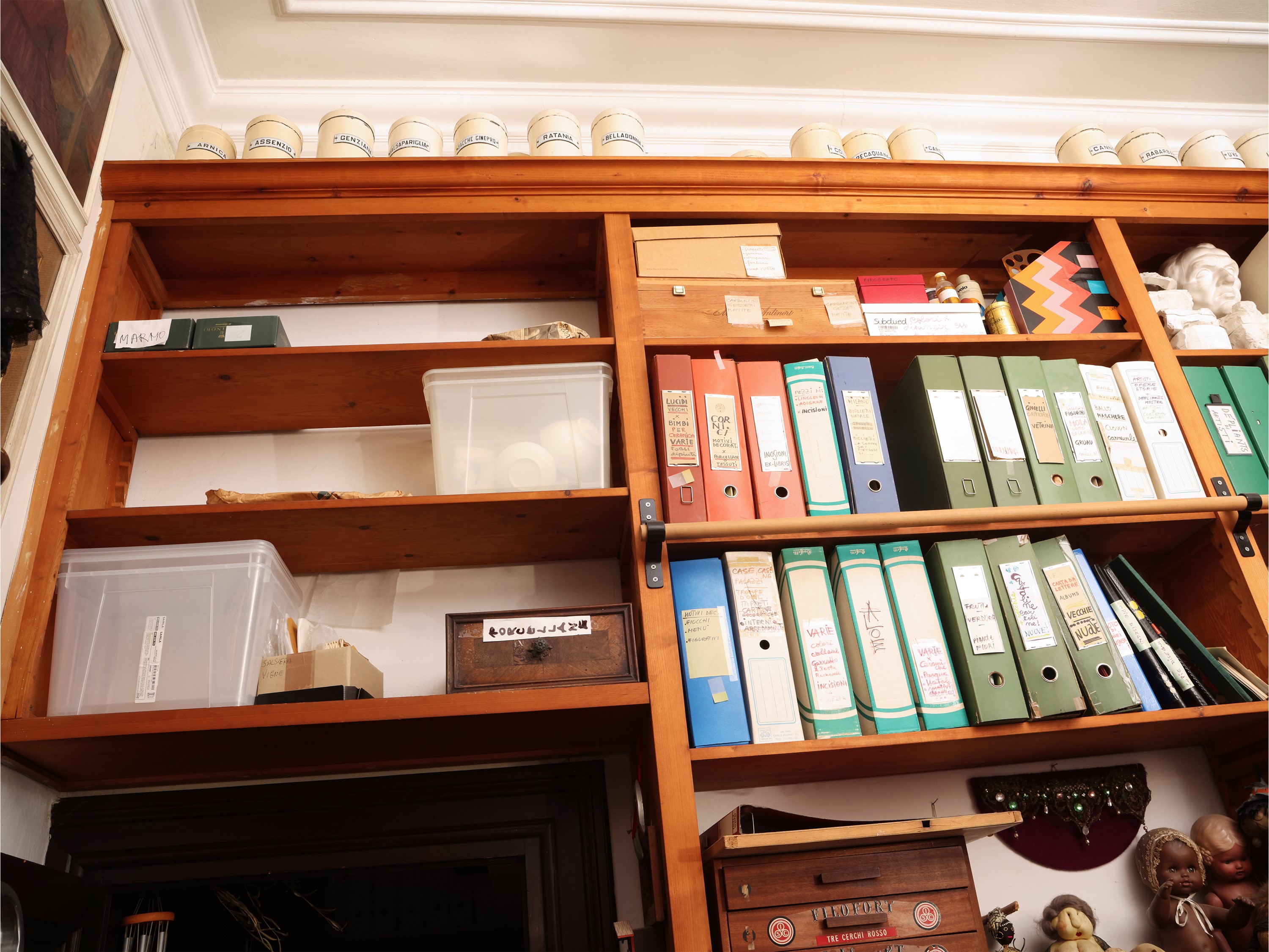 Grande libreria in legno tenero a due corpi con sportelli, cassetto e piani regolabili